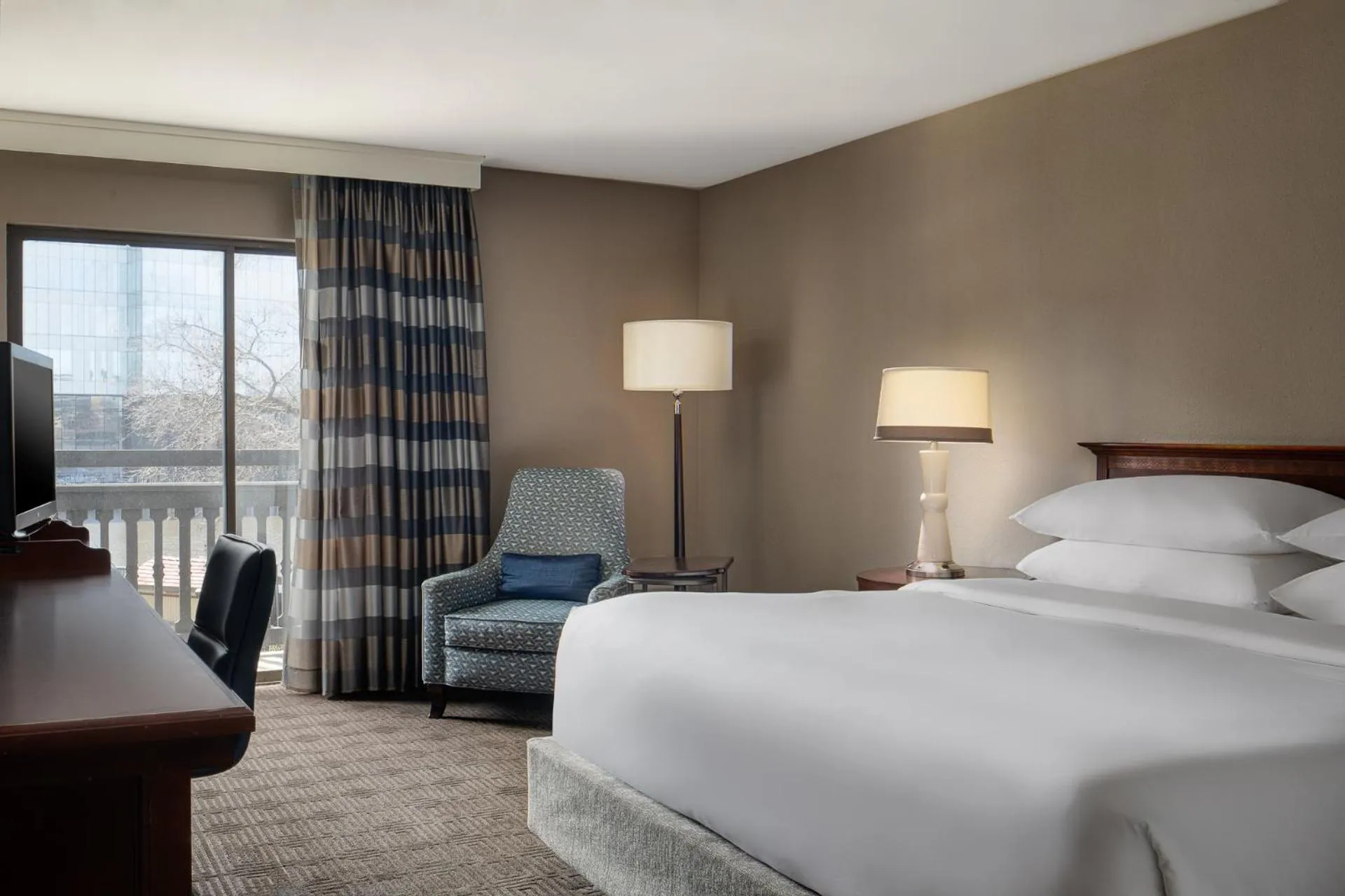 Bed in Sheraton Westport Lakeside Chalet