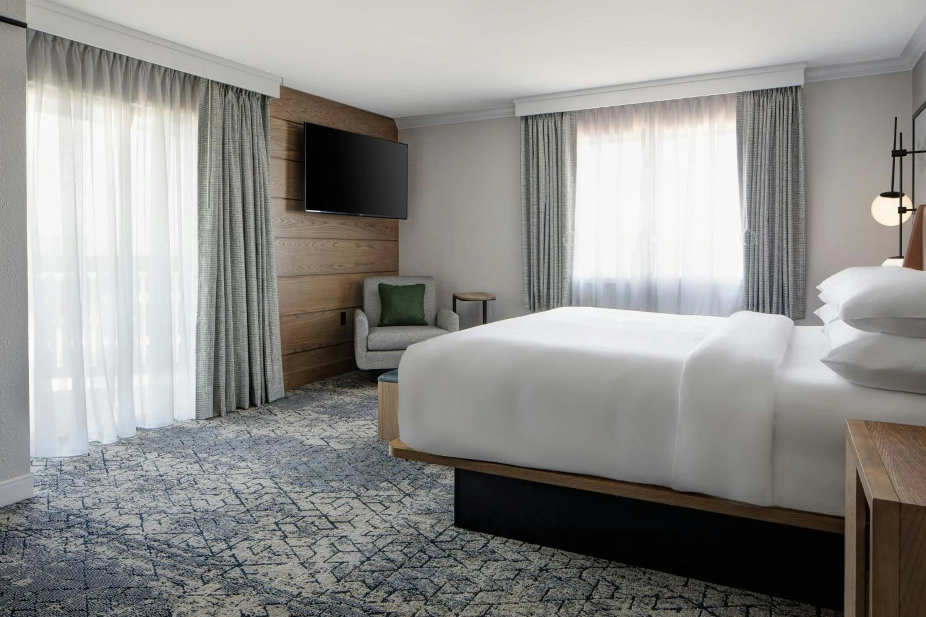 Photo of the whole room, Bed in Sheraton Westport Lakeside Chalet