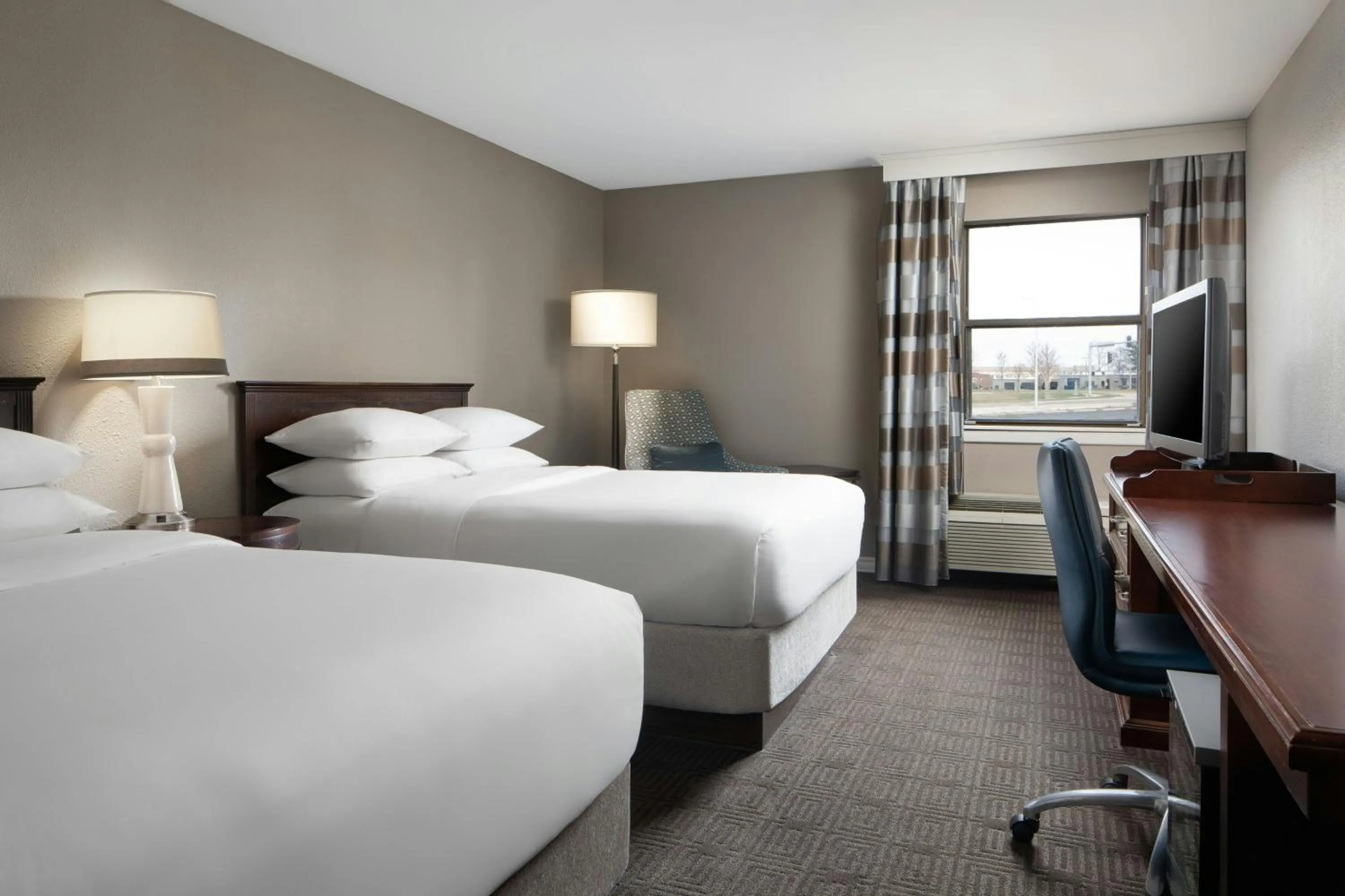 Photo of the whole room, Bed in Sheraton Westport Lakeside Chalet