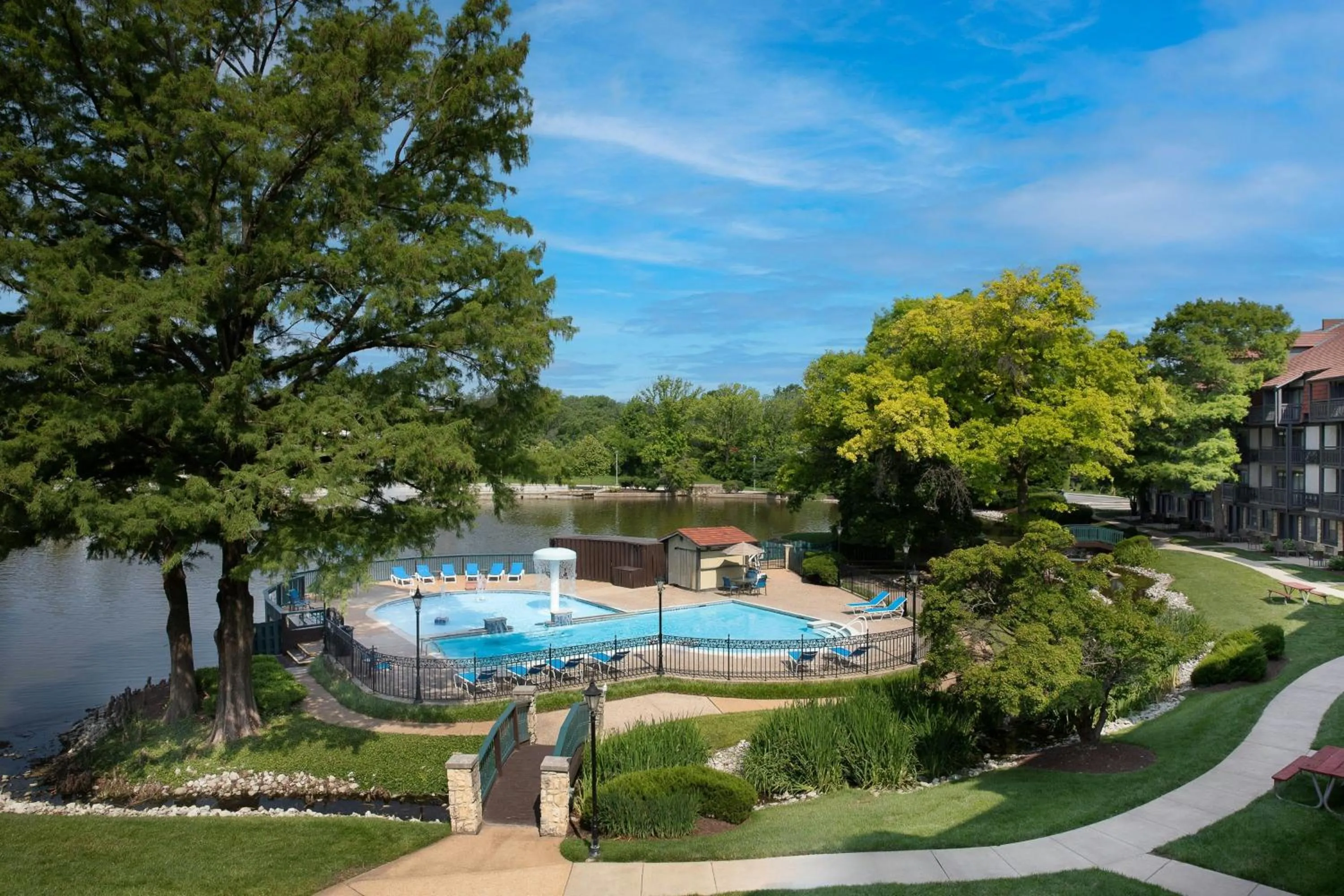 Swimming pool in Sheraton Westport Lakeside Chalet