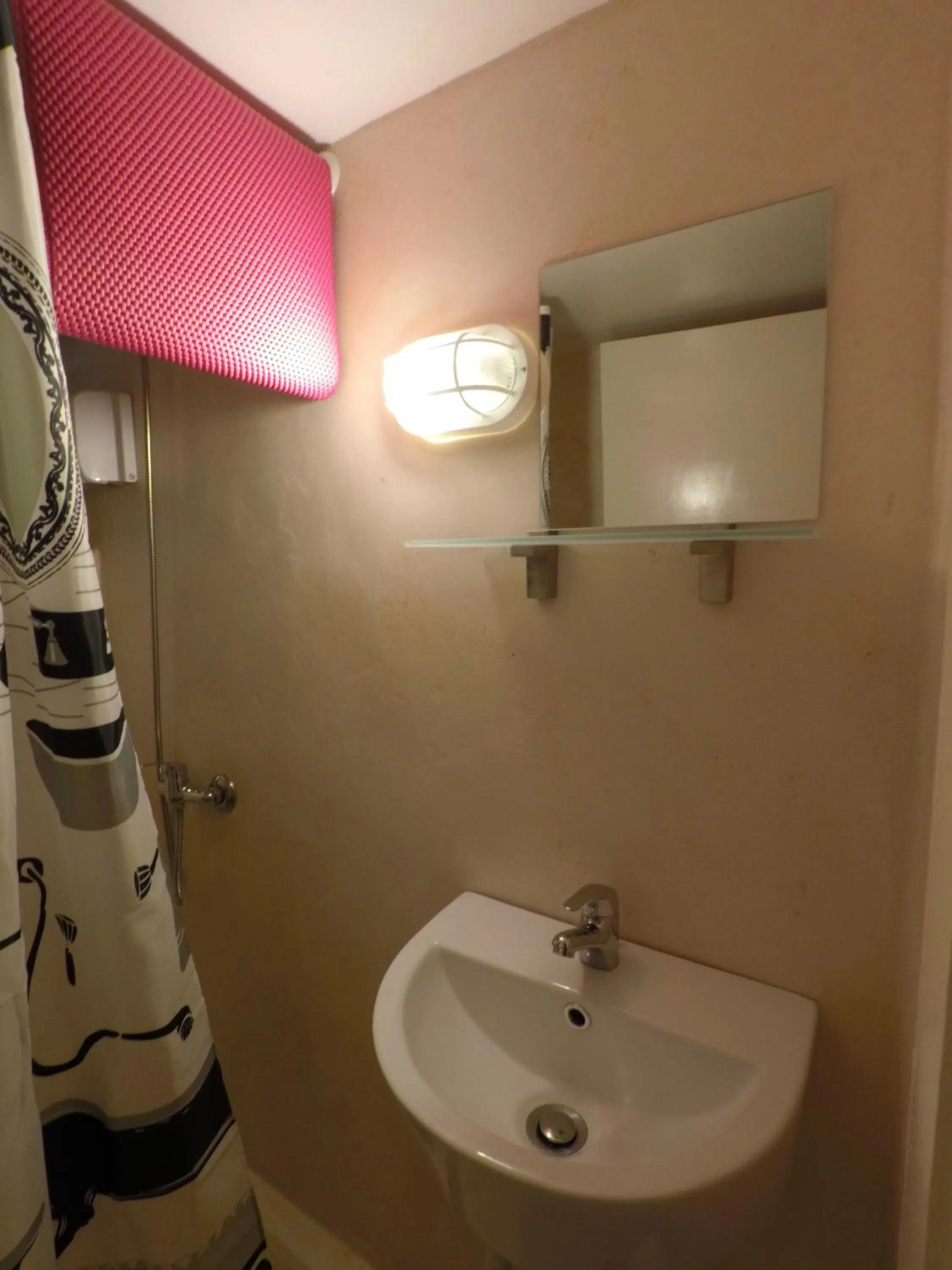 Rhodes Backpackers Boutique Hostel and Apartments