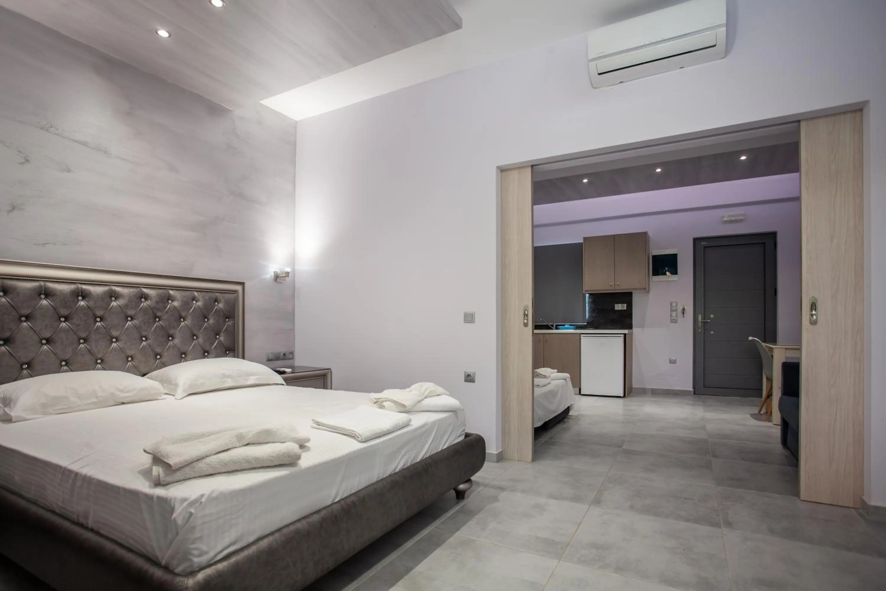 Family, Bed in Gold Apartments