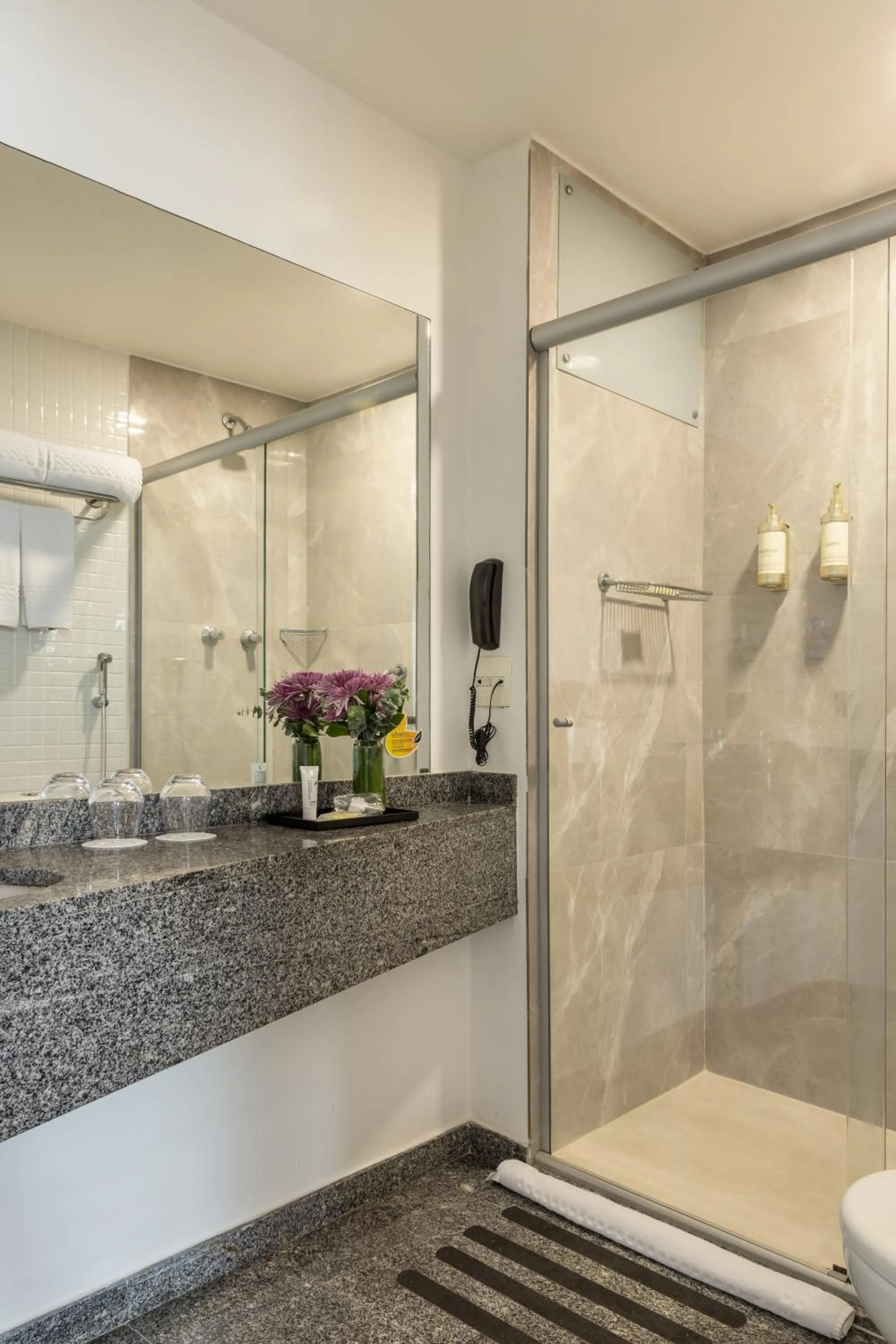 Shower in Blue Tree Premium Paulista