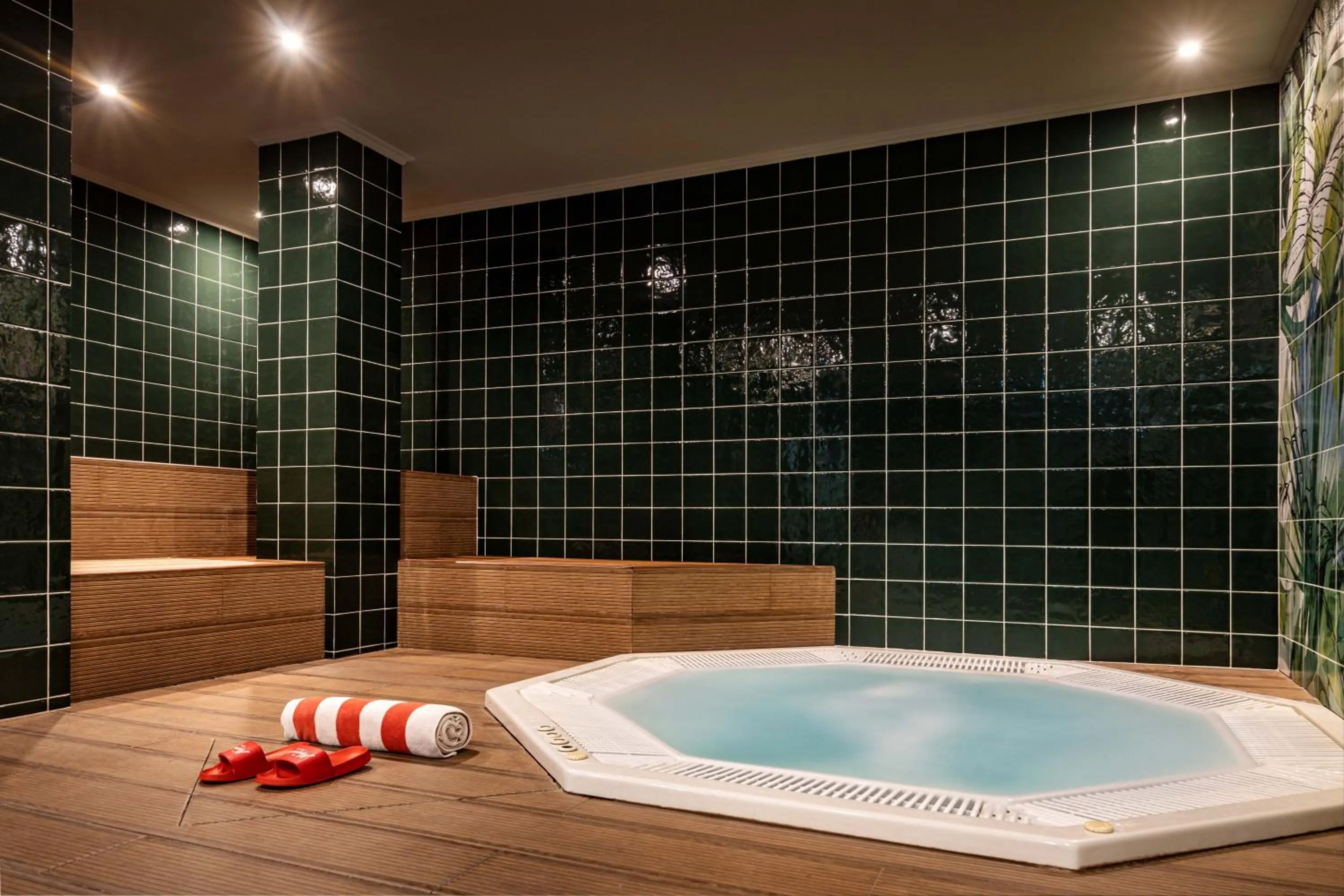 Hot Tub in The Magnolia Hotel