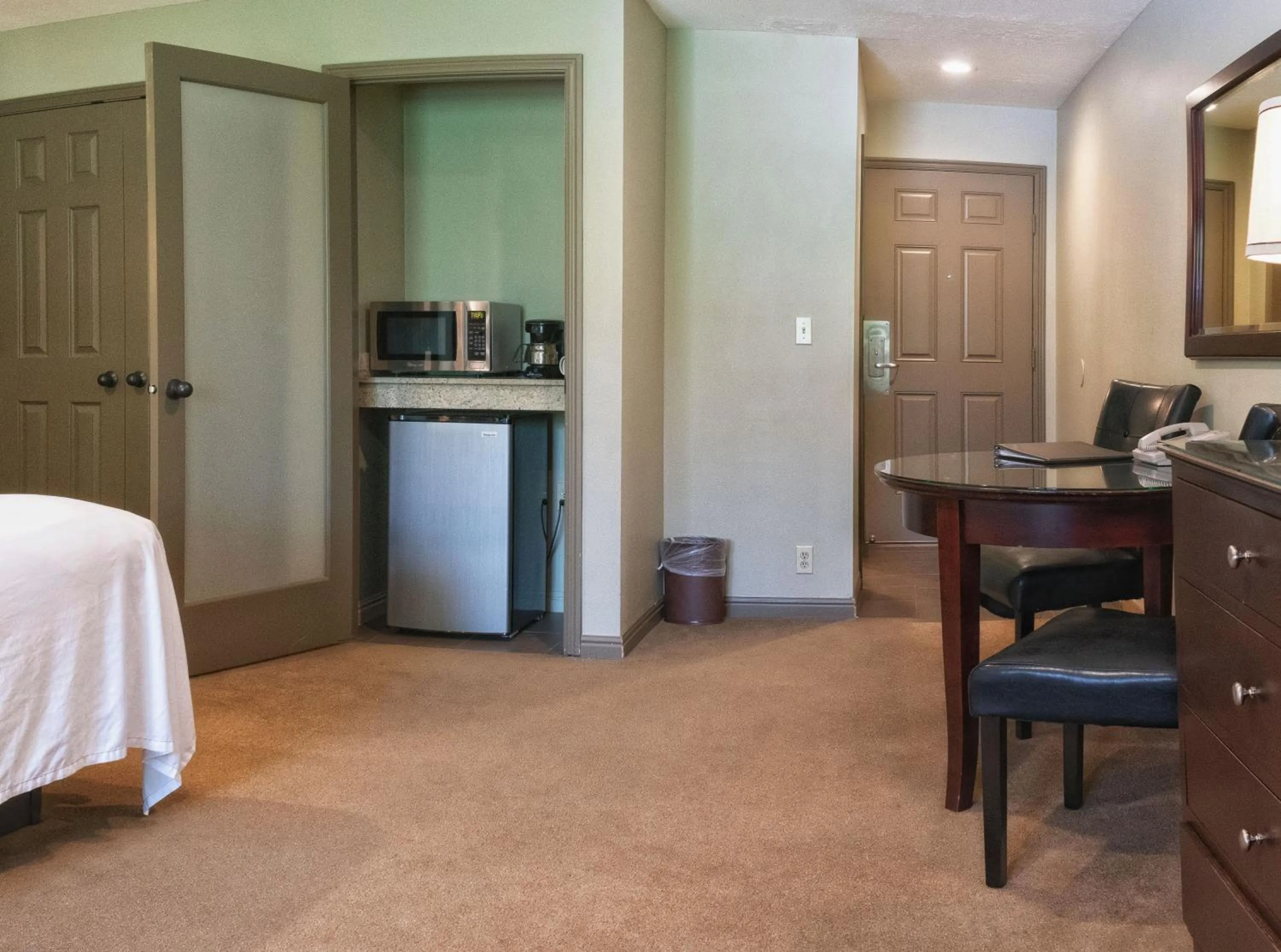 microwave, Bed in Driftwood Lodge