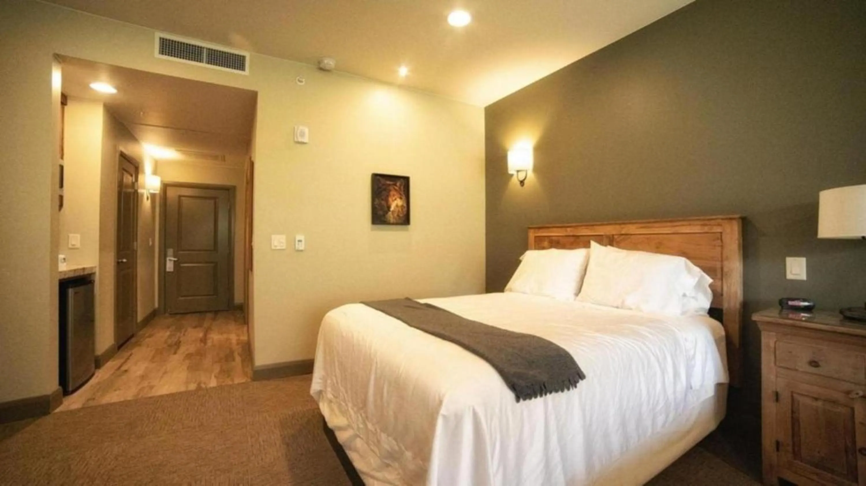 Bedroom, Bed in Driftwood Lodge