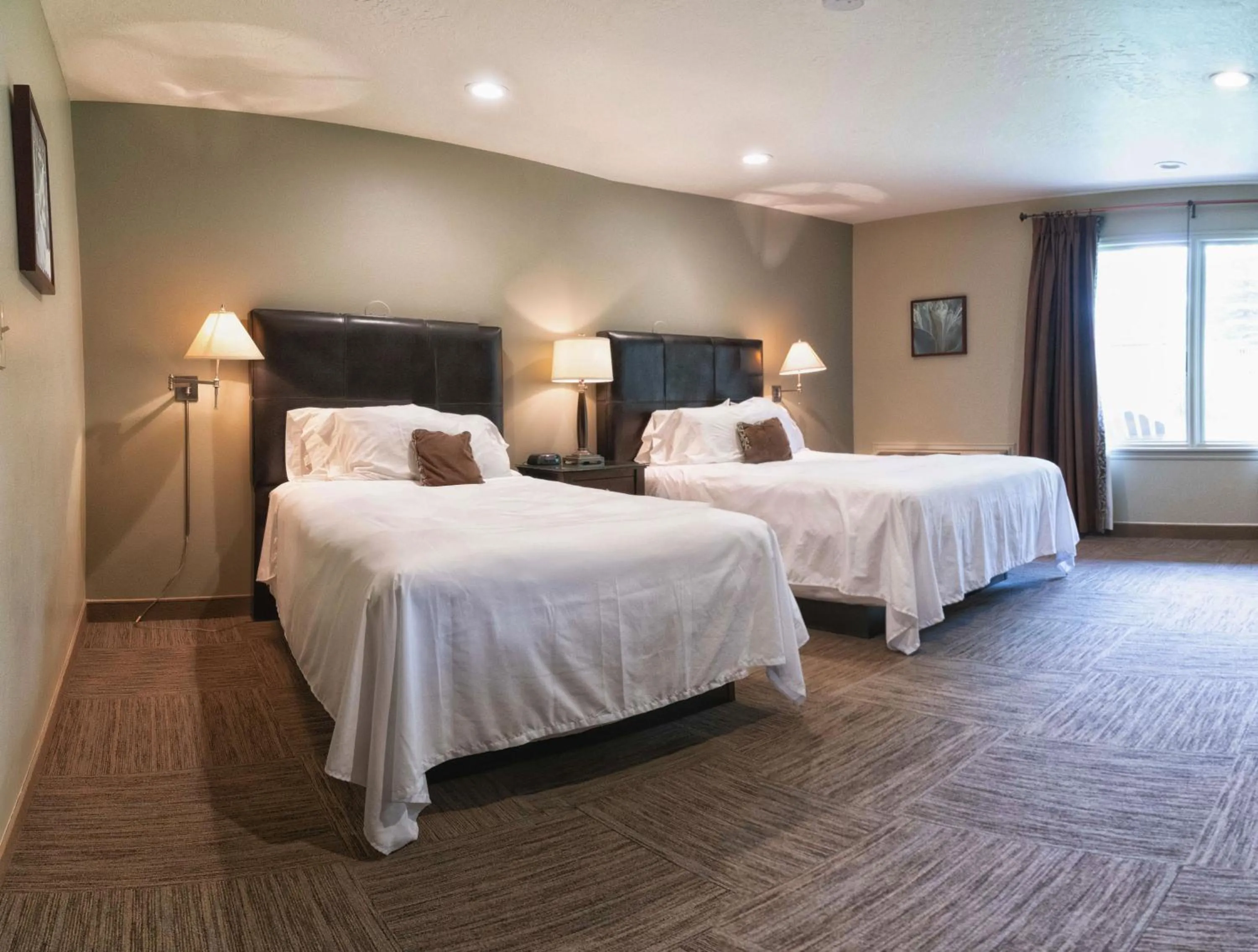Bedroom, Bed in Driftwood Lodge