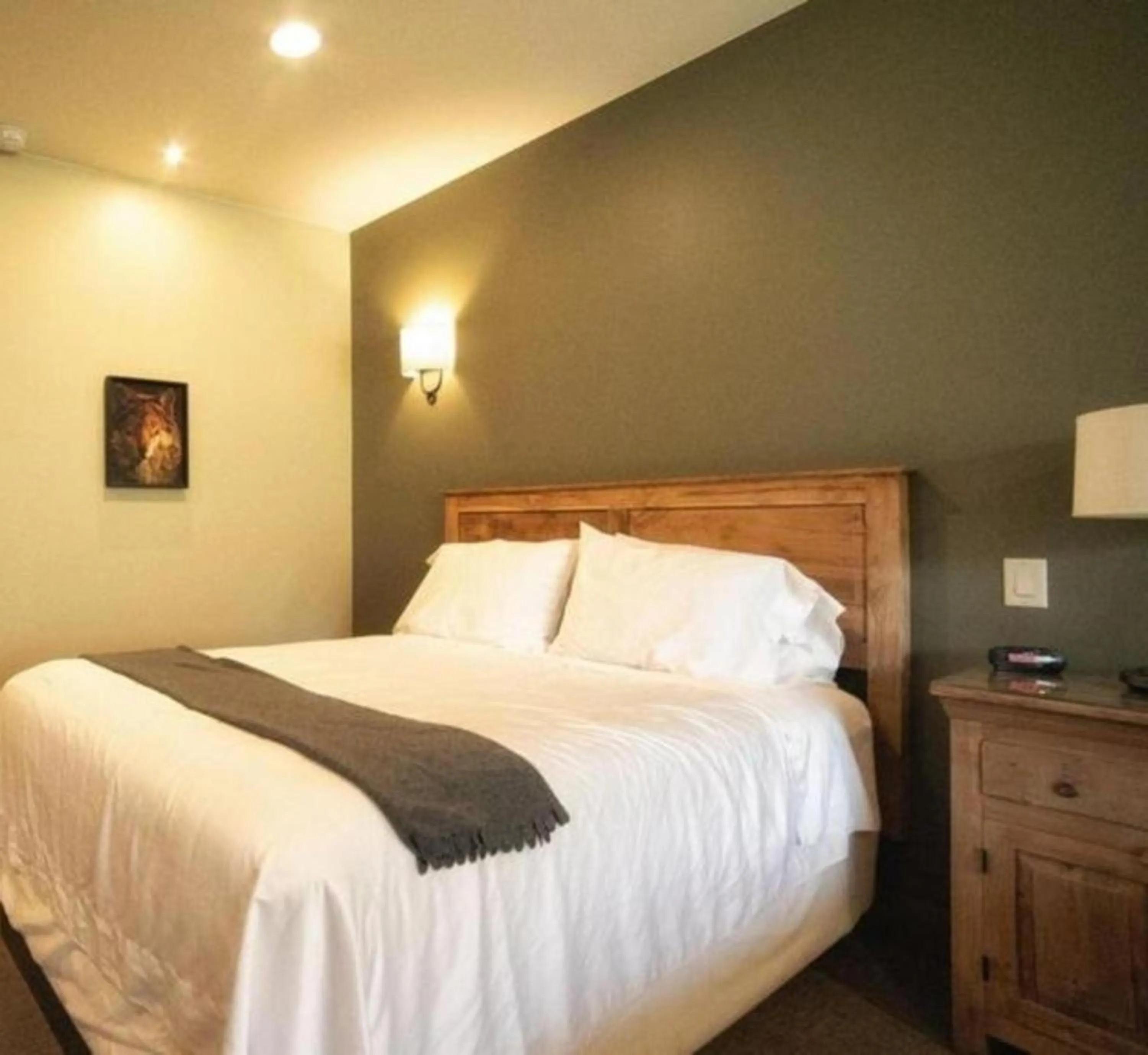 Bedroom, Bed in Driftwood Lodge