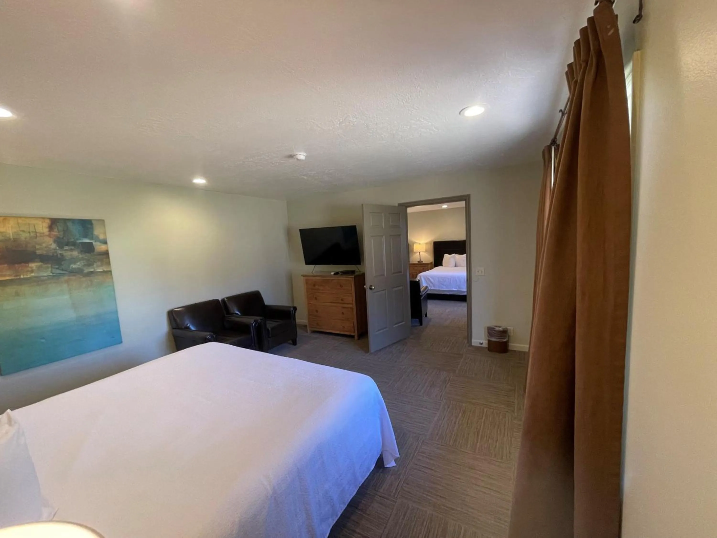 Bedroom, Bed in Driftwood Lodge