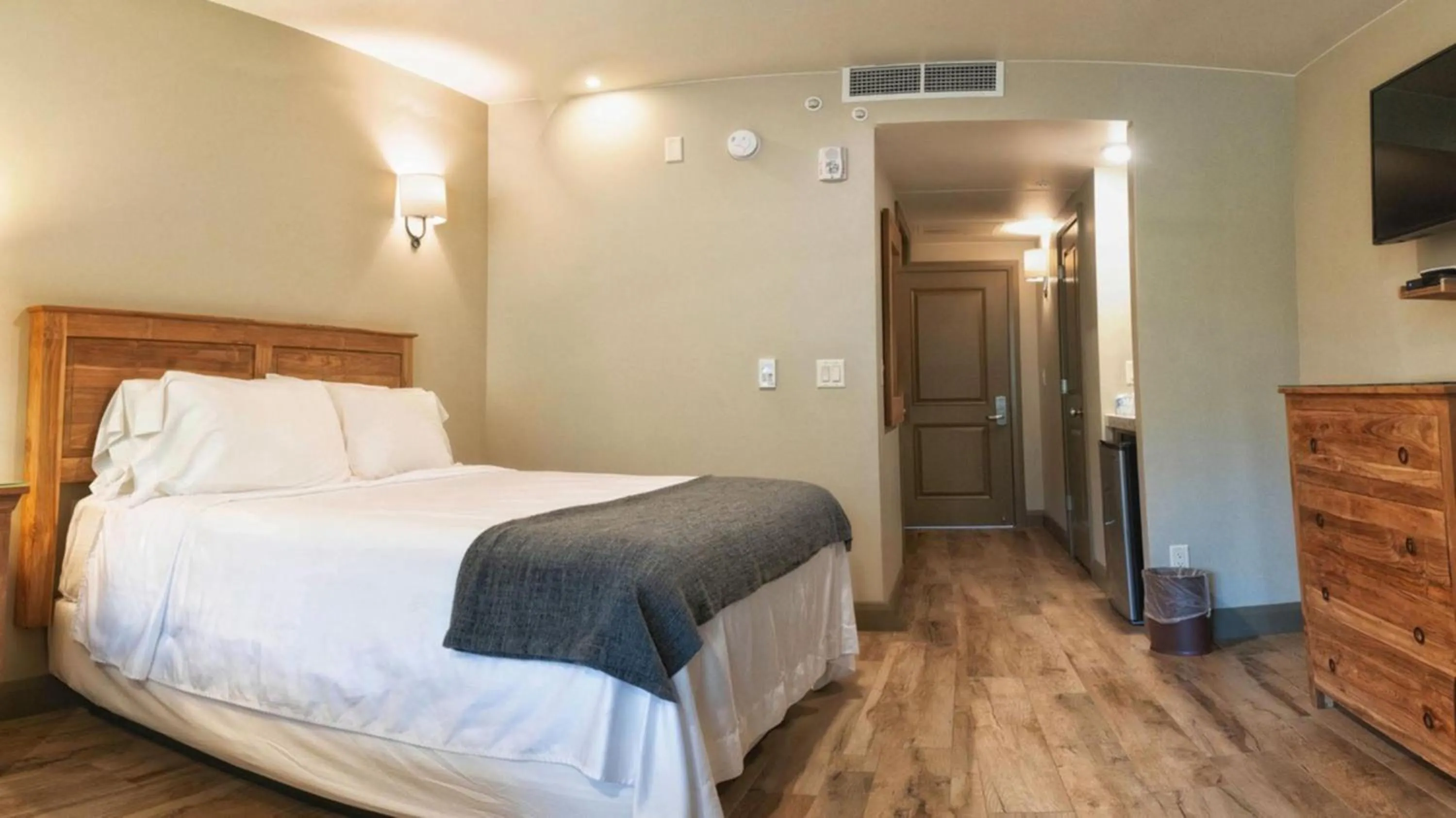 Bedroom, Bed in Driftwood Lodge
