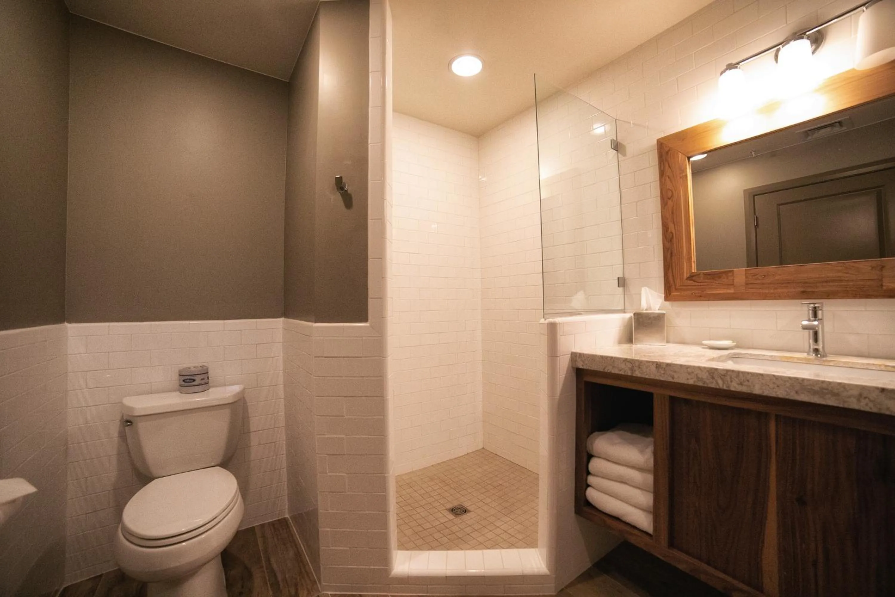 Bathroom in Driftwood Lodge