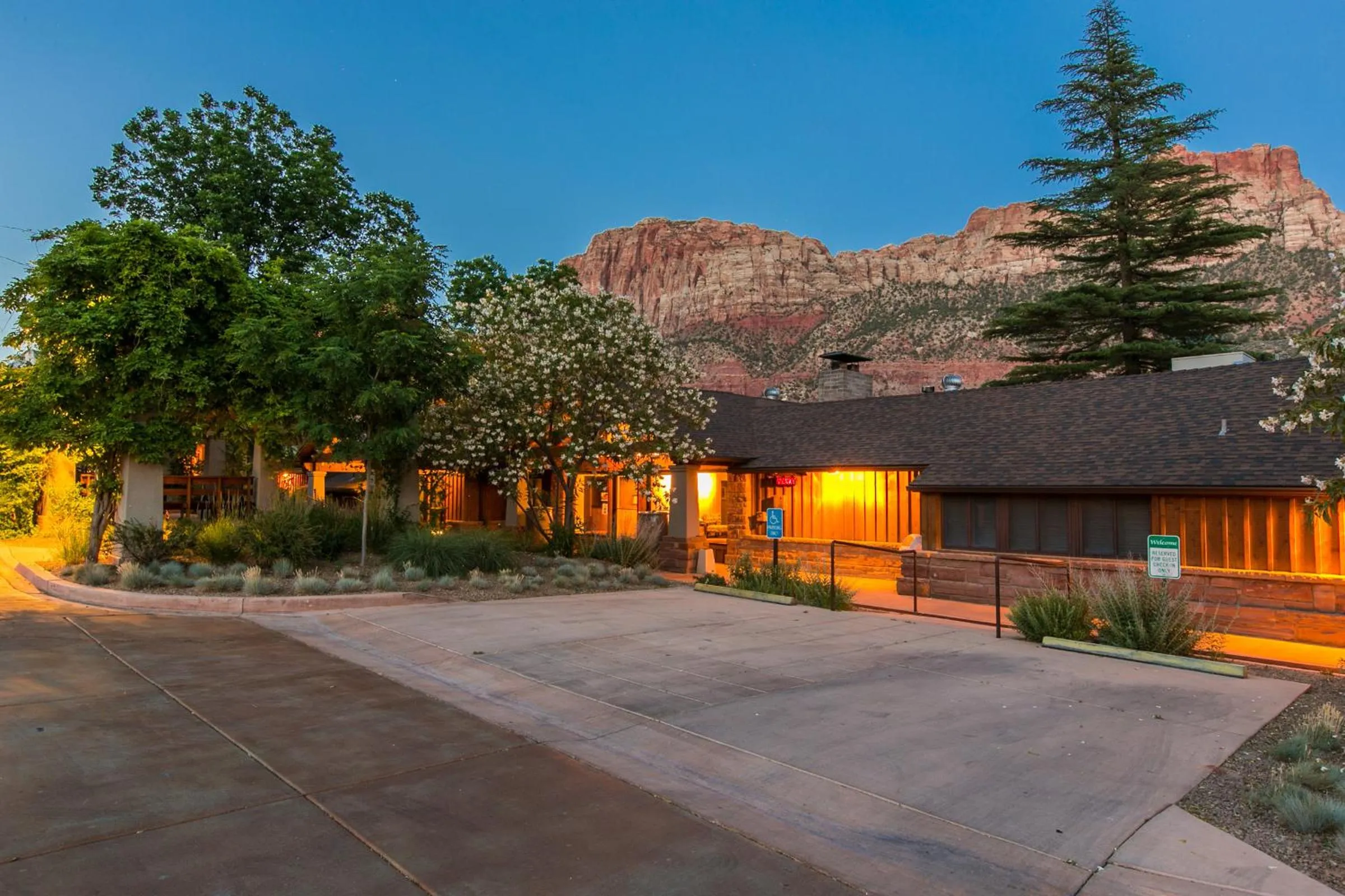 Facade/entrance in Driftwood Lodge