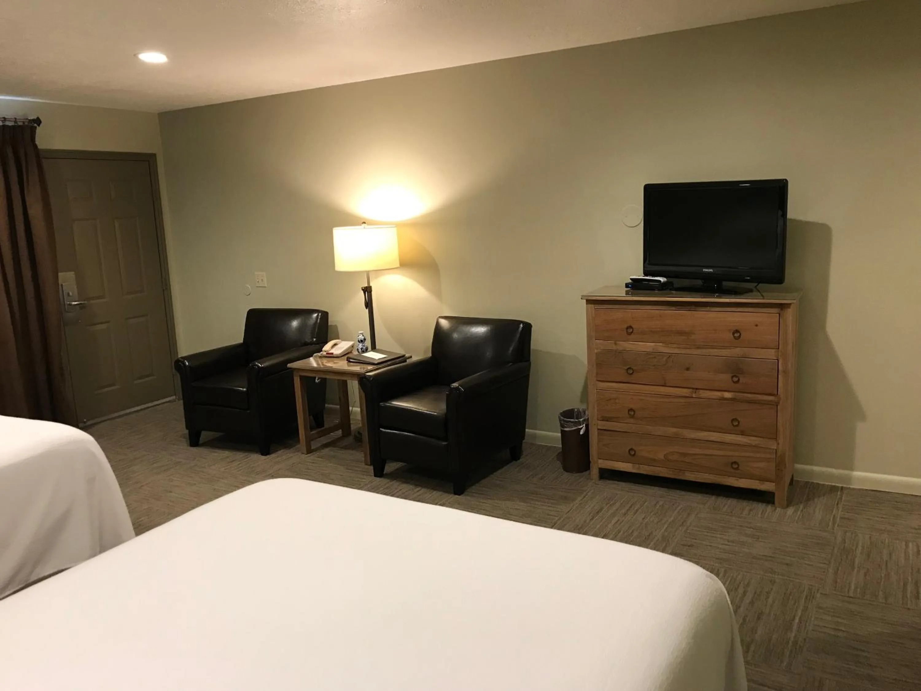 Bedroom, Bed in Driftwood Lodge