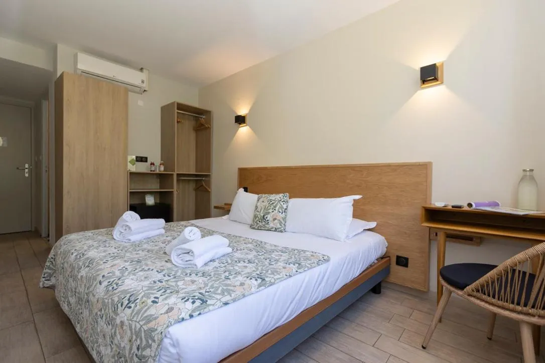 Photo of the whole room, Bed in Auberge Kallisté - Eco Label