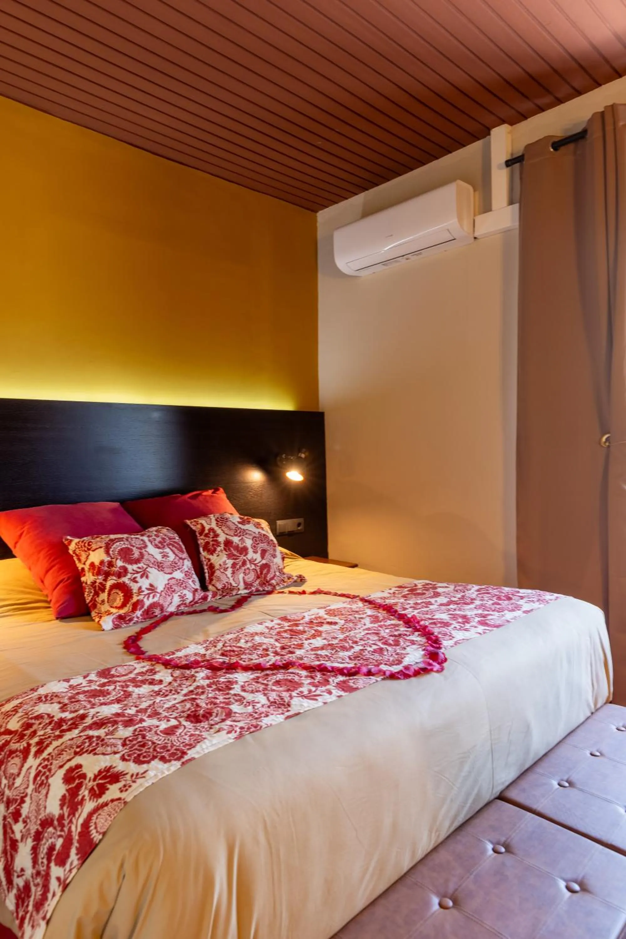 Shower, Bed in Els Jardins De La Martana