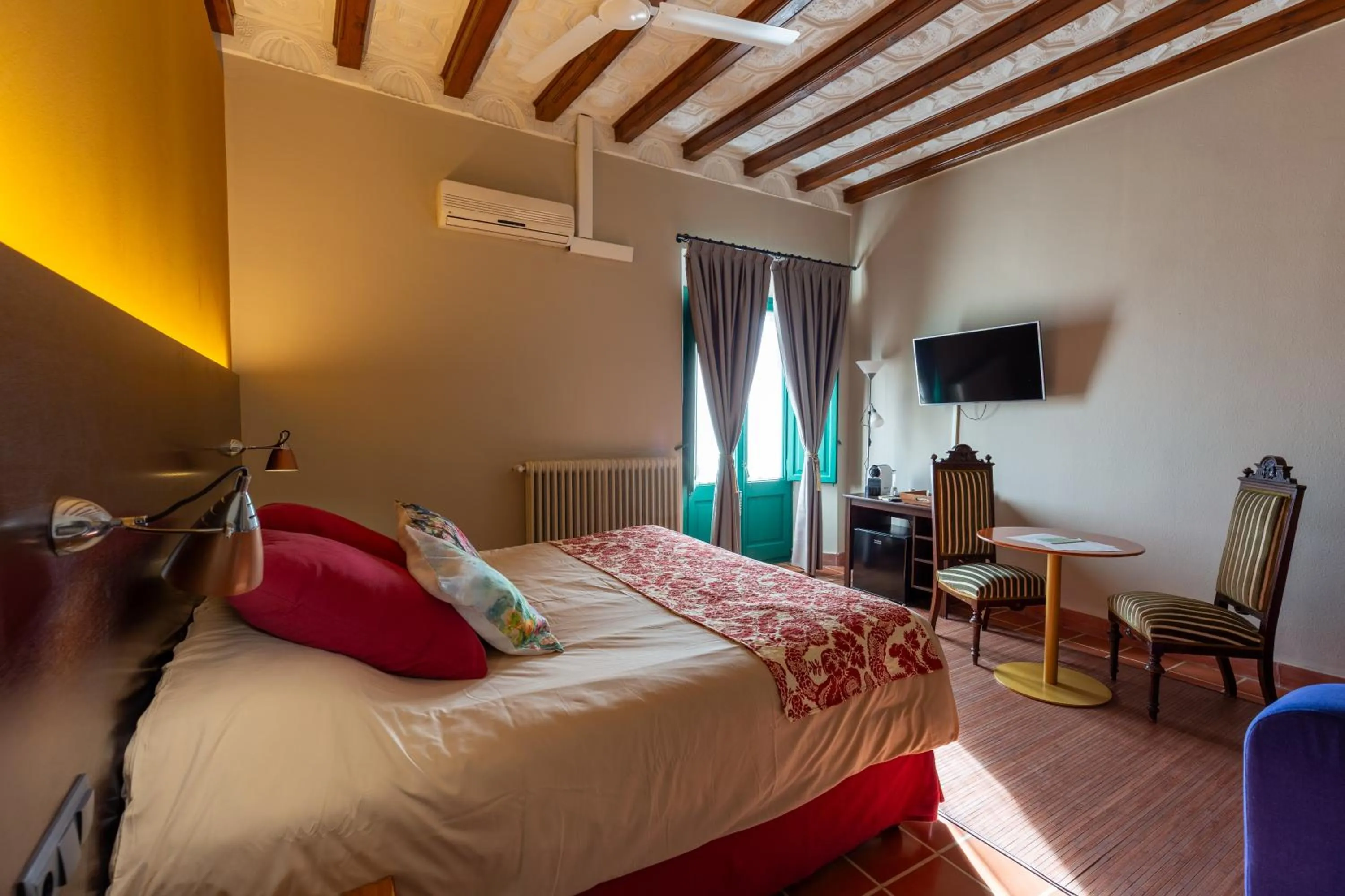 Shower, Bed in Els Jardins De La Martana