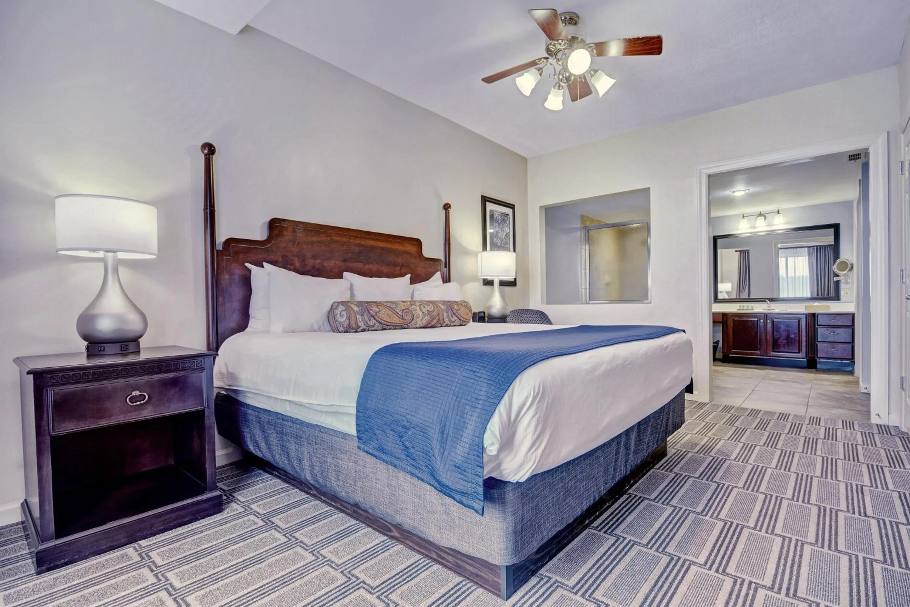 Bedroom, Bed in Club Wyndham Old Town Alexandria