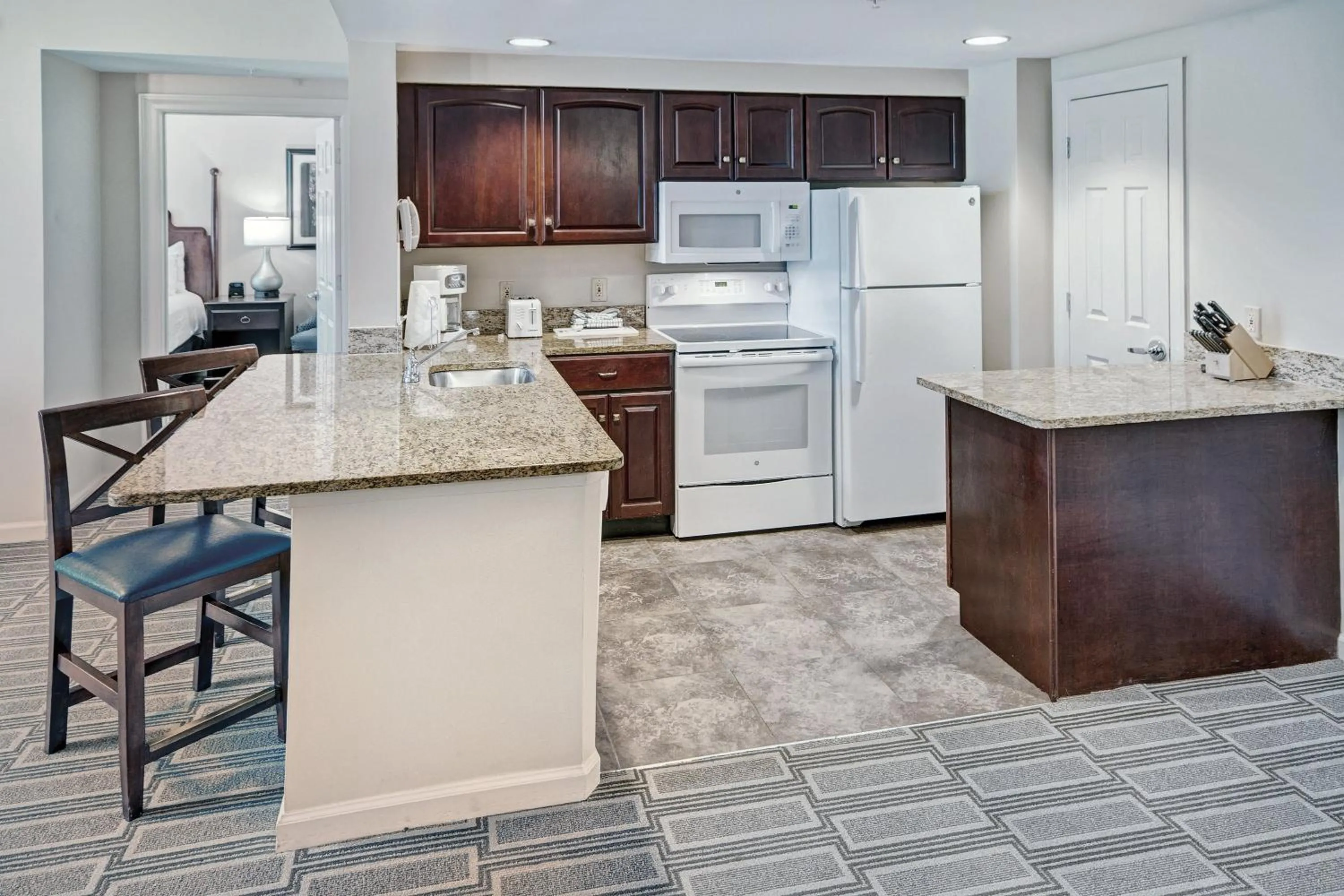 Communal kitchen in Club Wyndham Old Town Alexandria