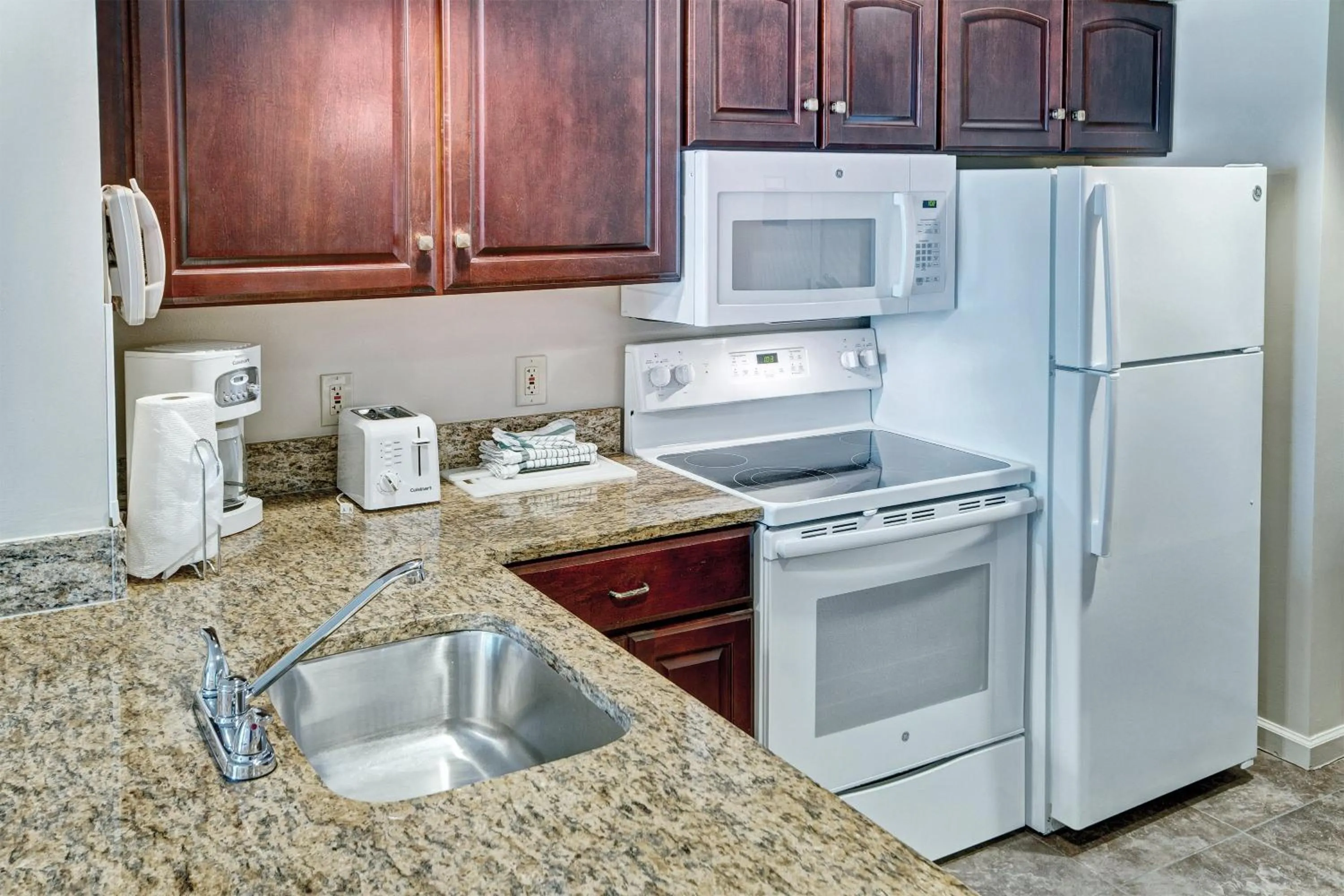 Communal kitchen in Club Wyndham Old Town Alexandria