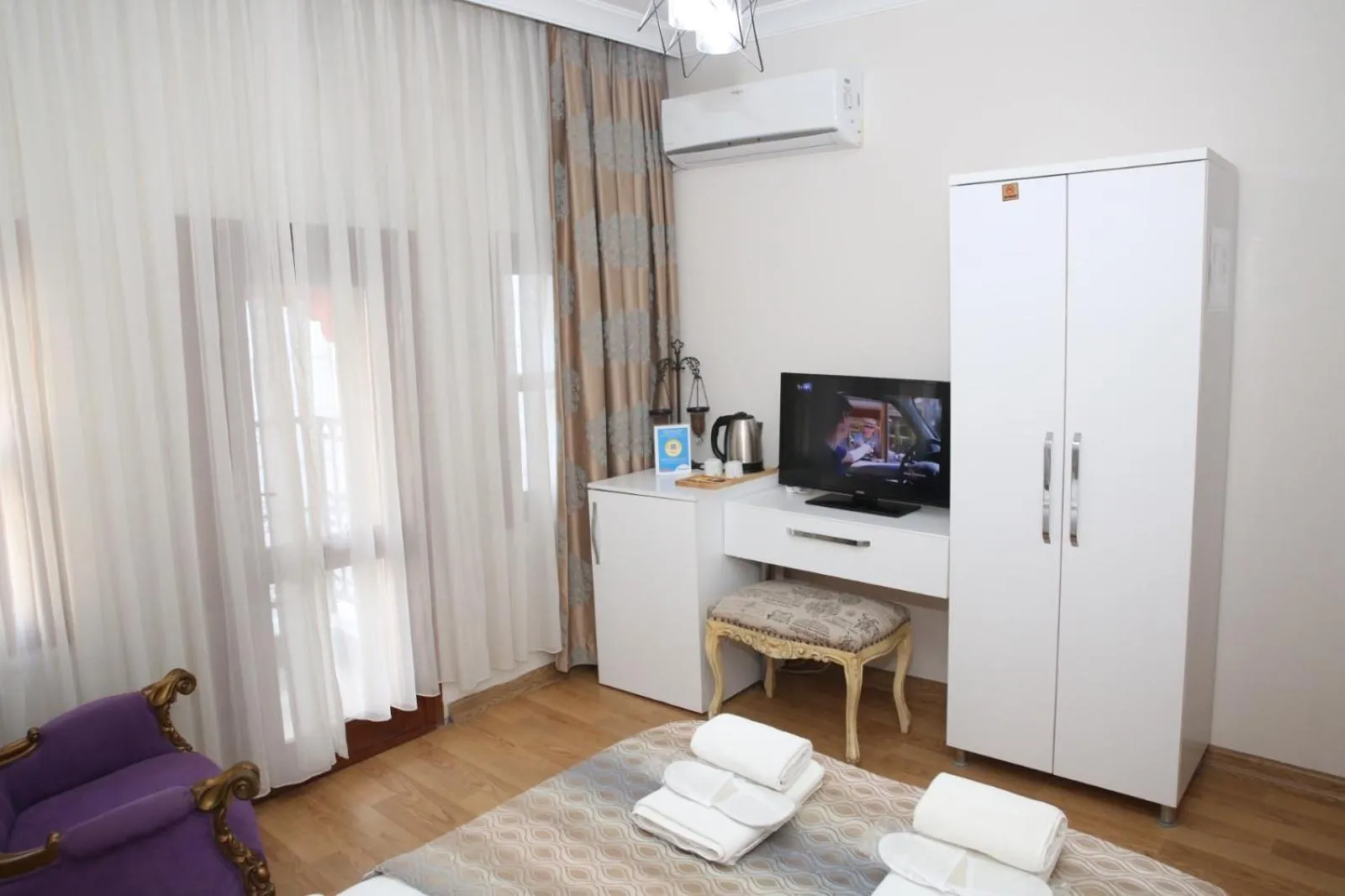 Photo of the whole room, Bed in Rosalie Palace Hotel