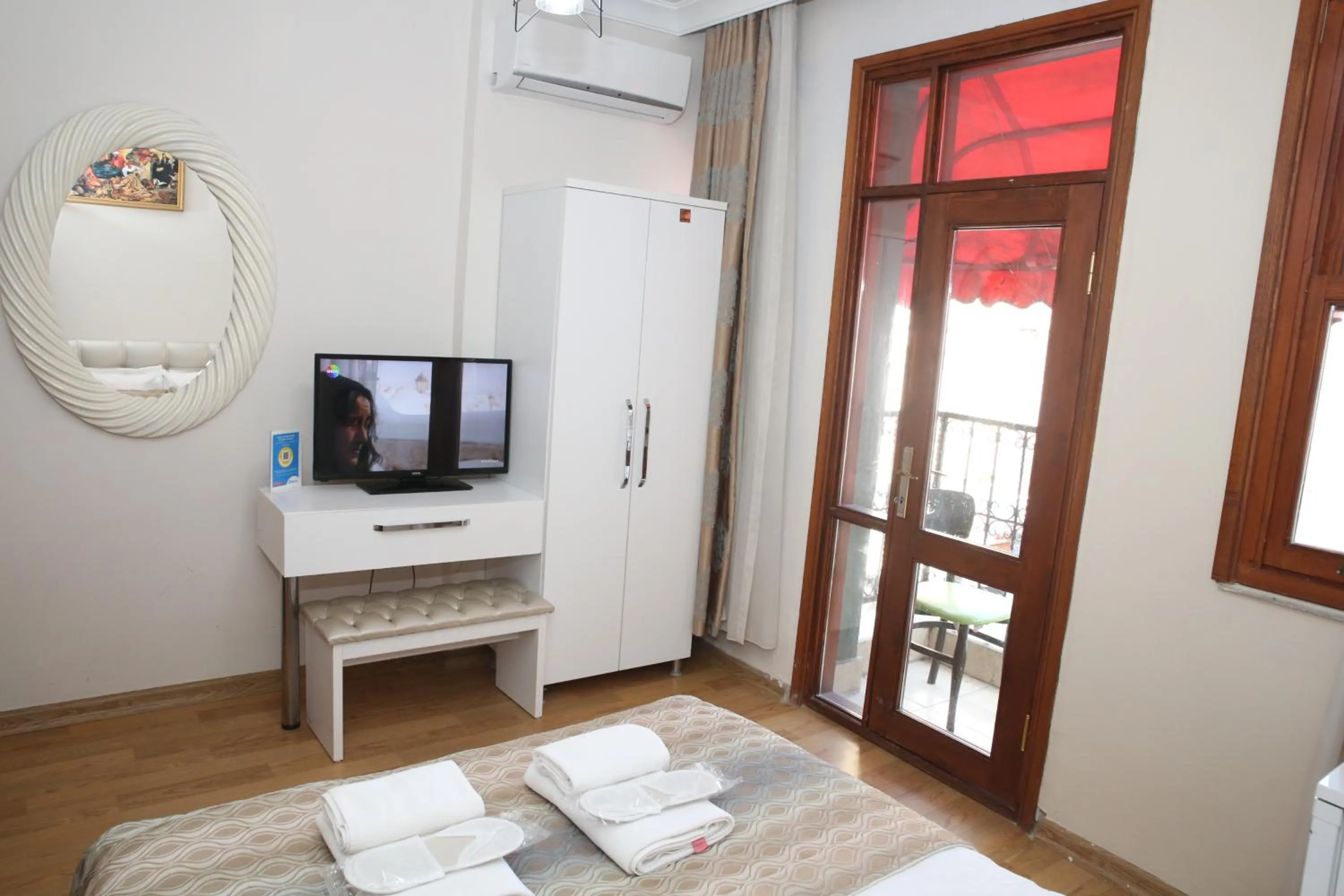 TV and multimedia, Bed in Rosalie Palace Hotel