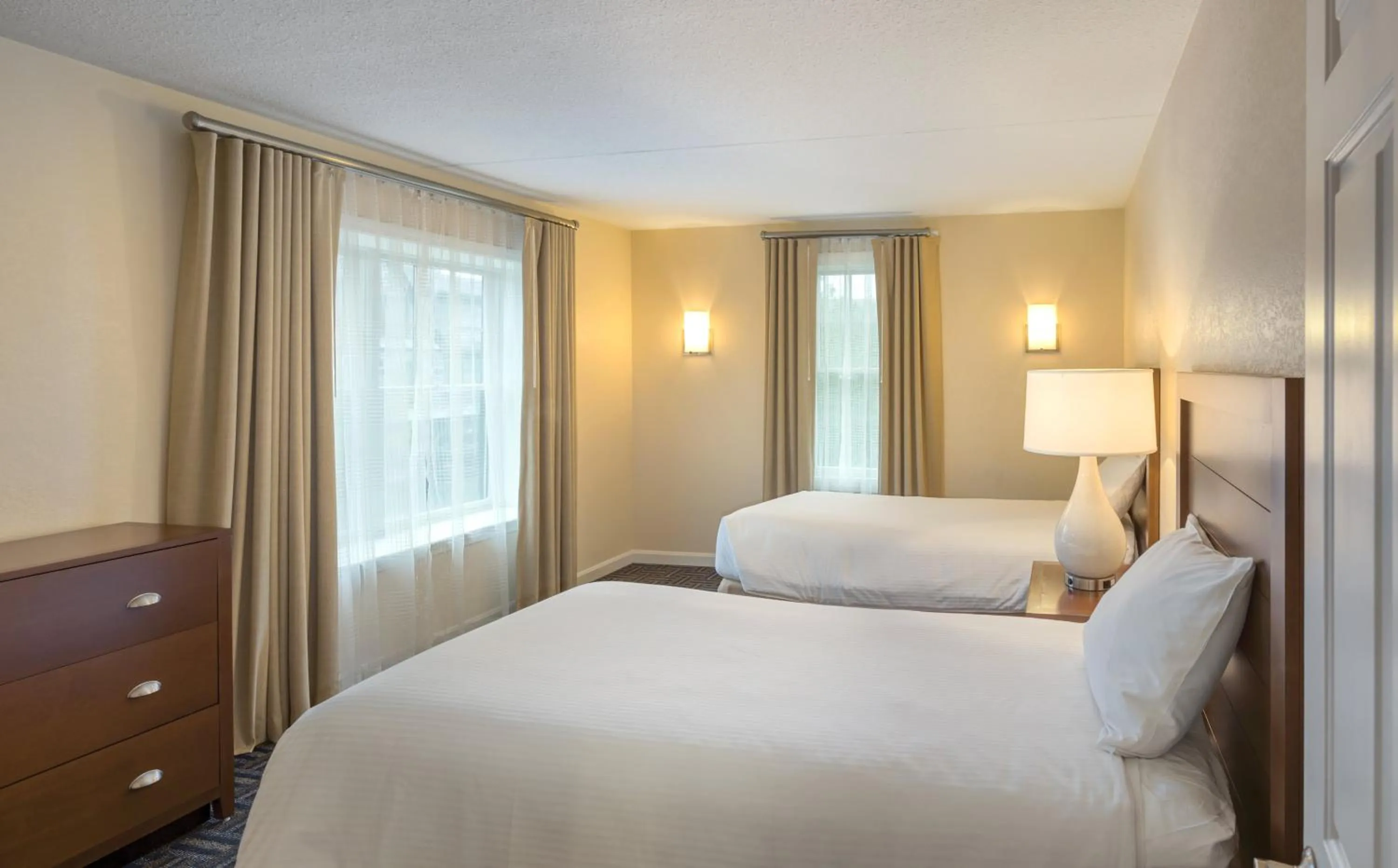 Photo of the whole room, Bed in Club Wyndham Long Wharf