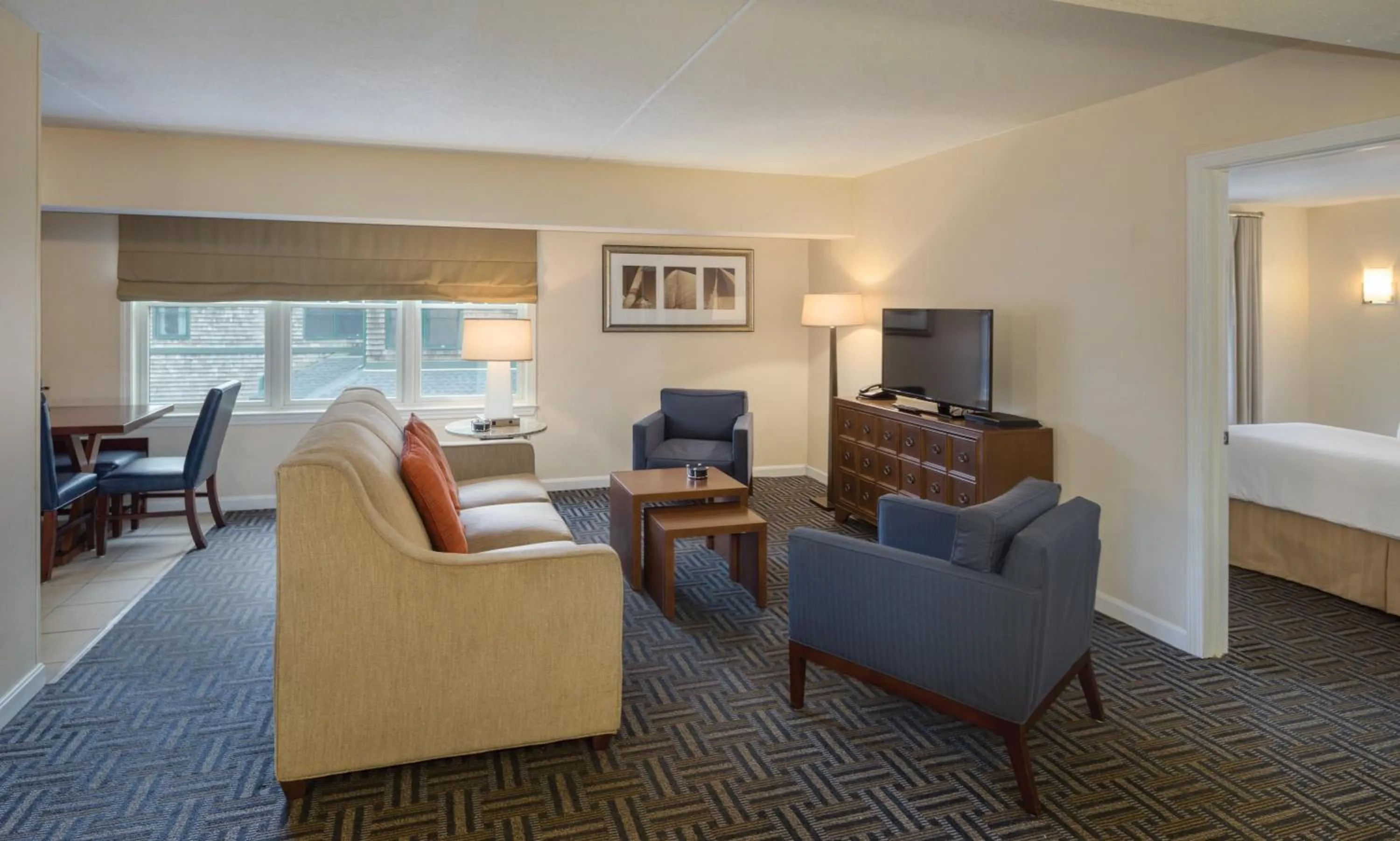 Living room, Bed in Club Wyndham Long Wharf