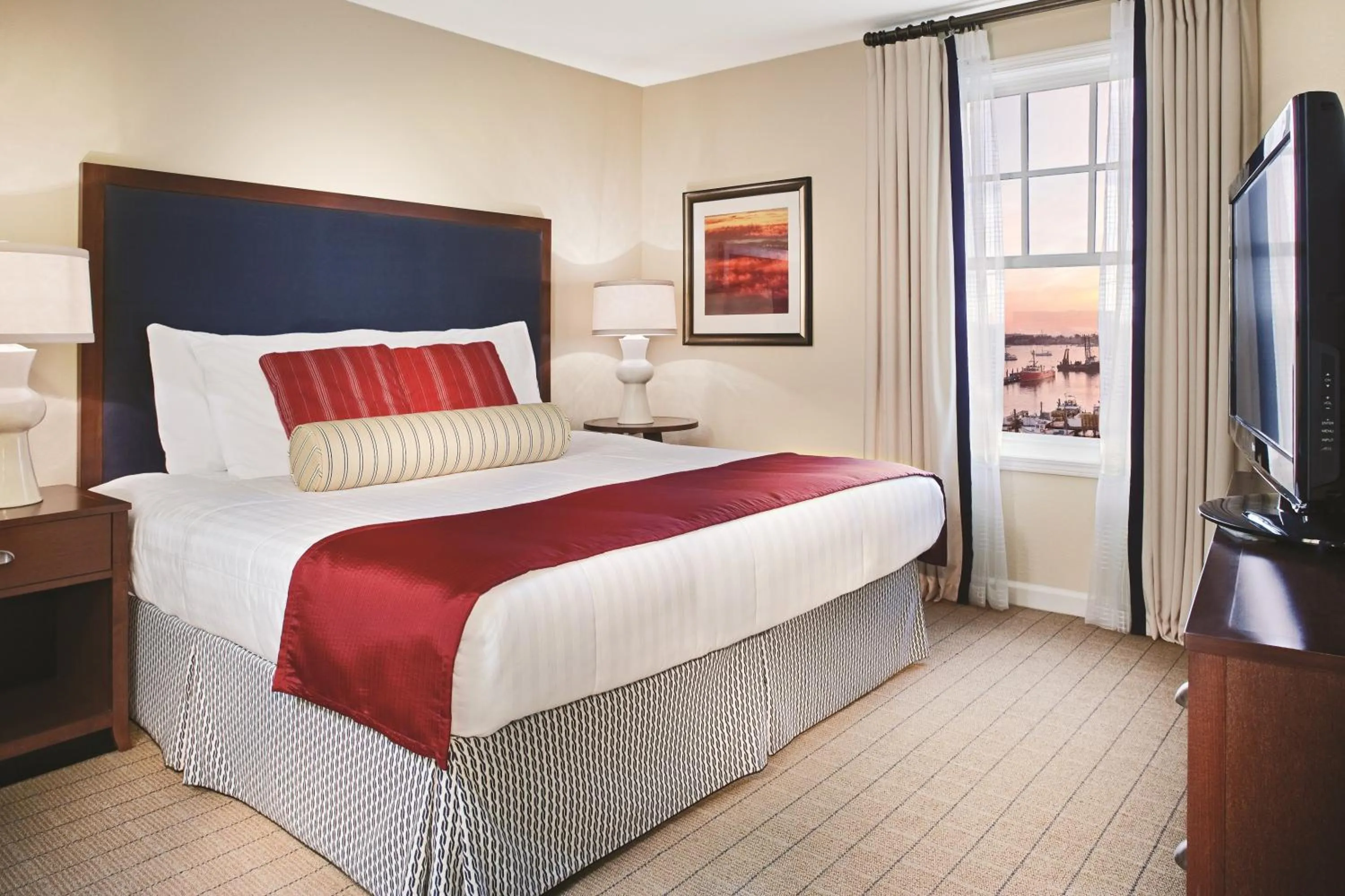 Photo of the whole room, Bed in Club Wyndham Long Wharf