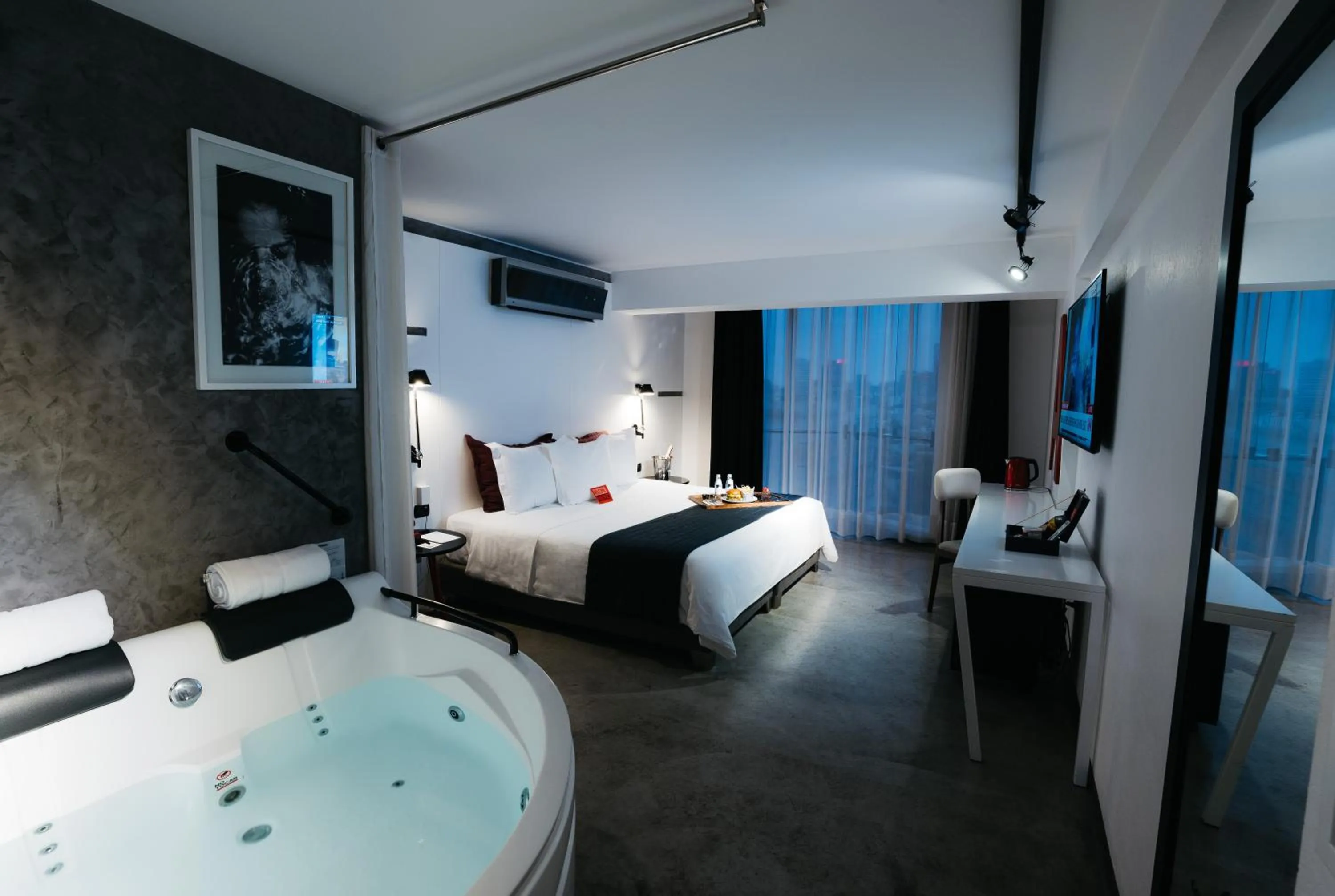 Hot Tub, Bed in BTH Hotel – Boutique Concept