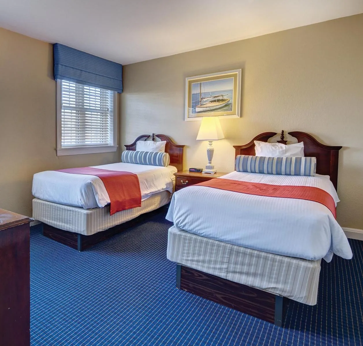 Photo of the whole room, Bed in Club Wyndham Newport Onshore