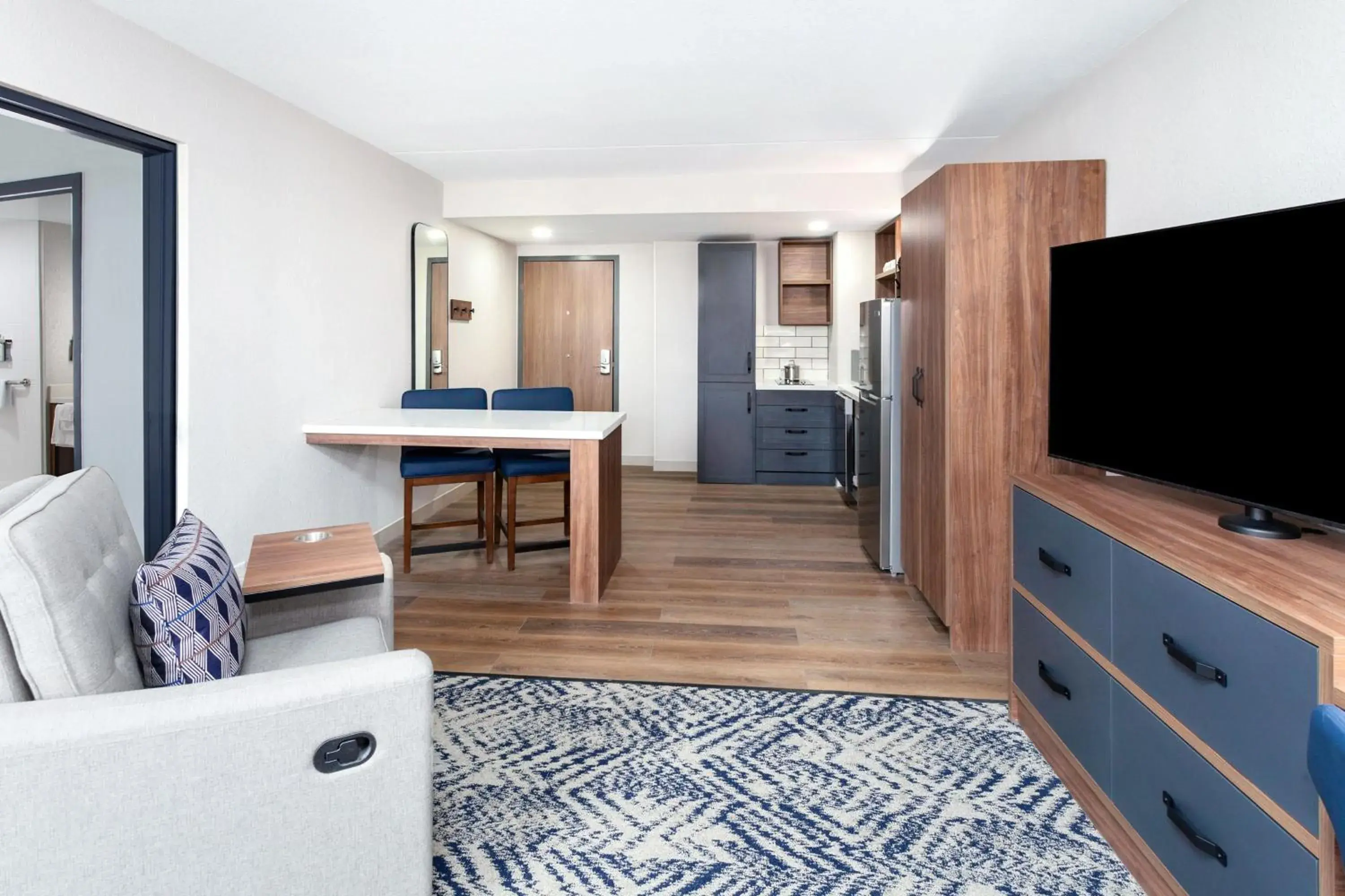 Queen Room with Tub - Communication/Mobility Accessible in Candlewood Suites Columbus North - Worthington by IHG Queen Room with Tub - Communication/Mobility Accessible in Candlewood Suites Columbus North - Worthington by IHG