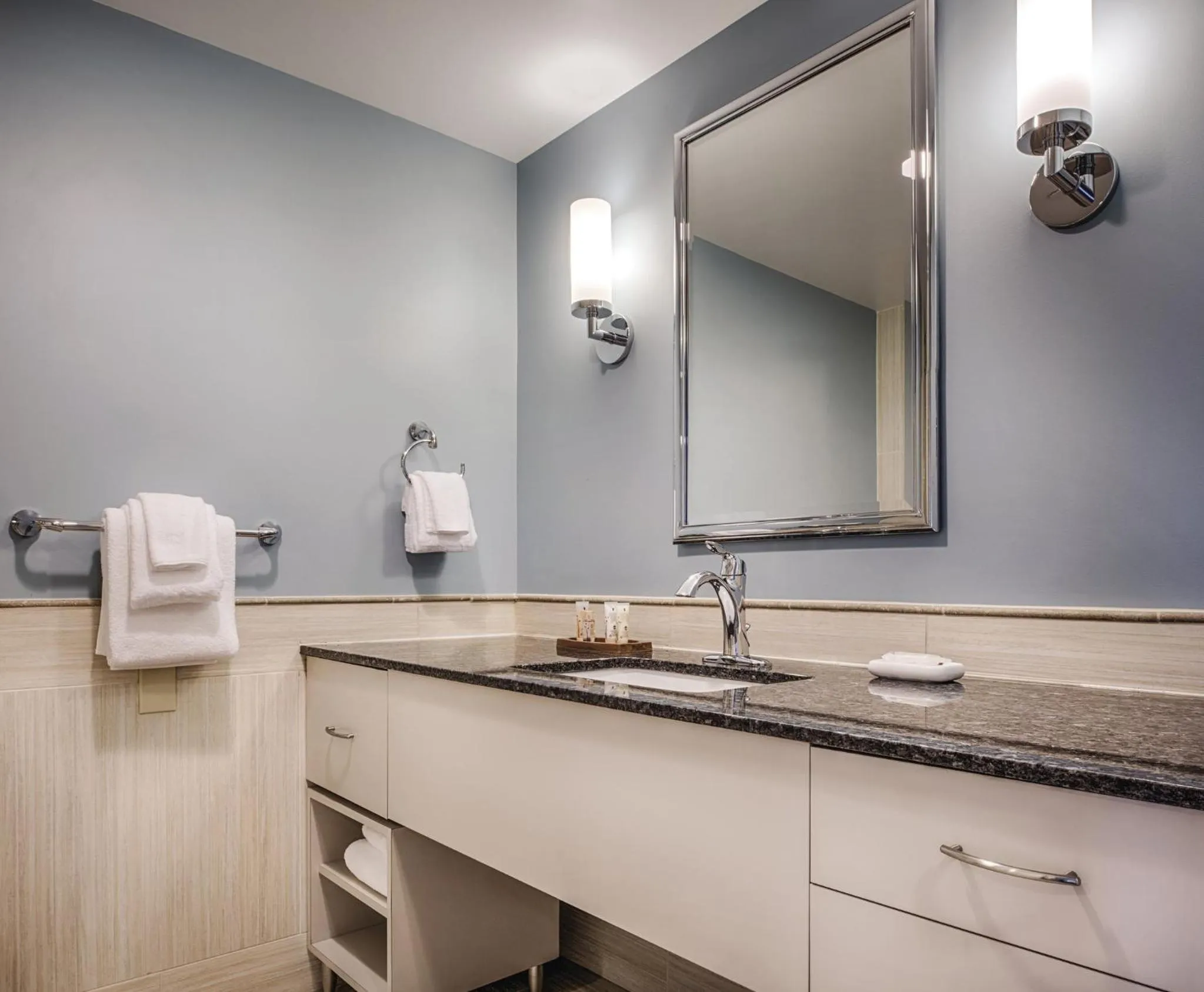 Bathroom in Club Wyndham Inn on Long Wharf