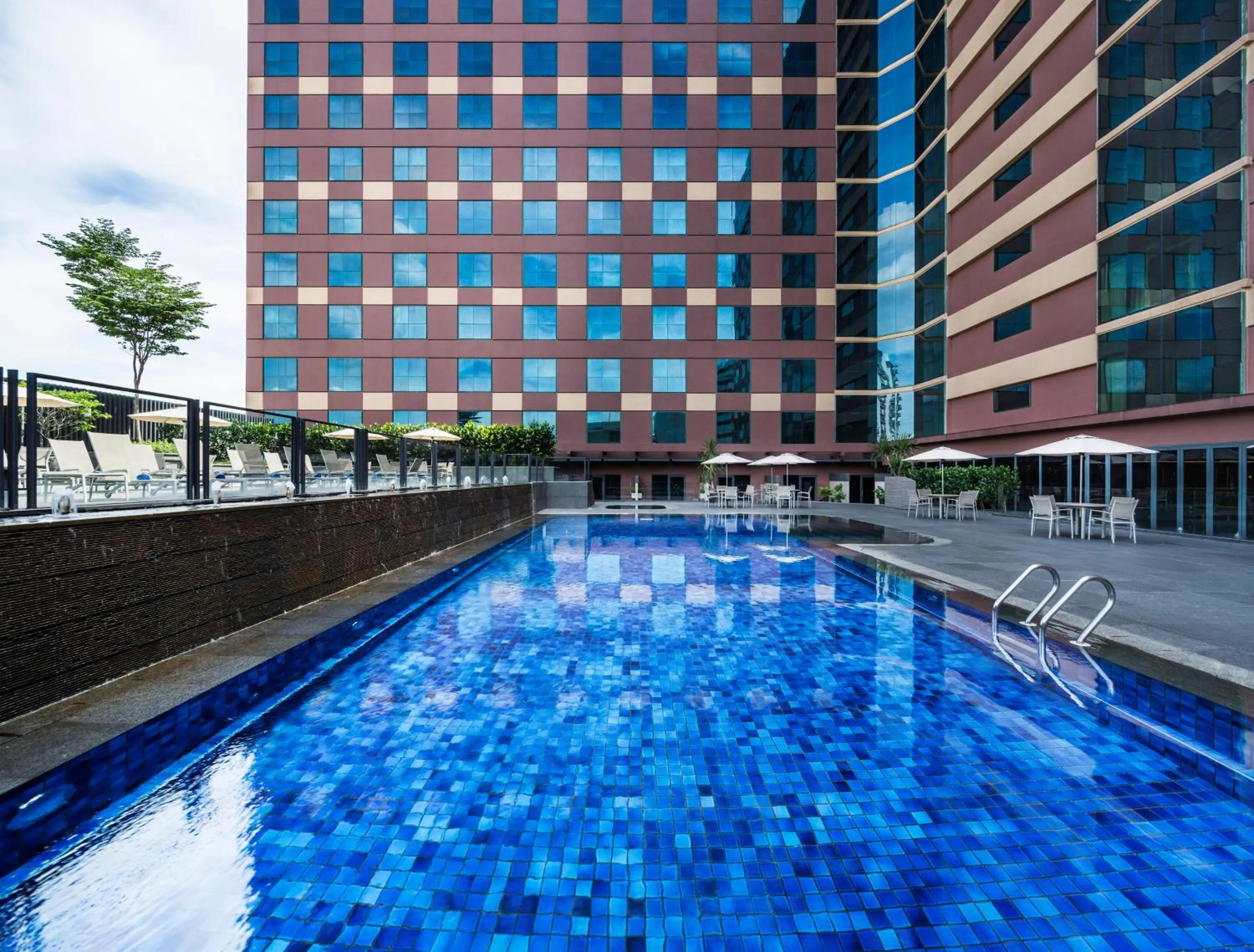 Swimming pool in Grand Mercure Singapore Roxy