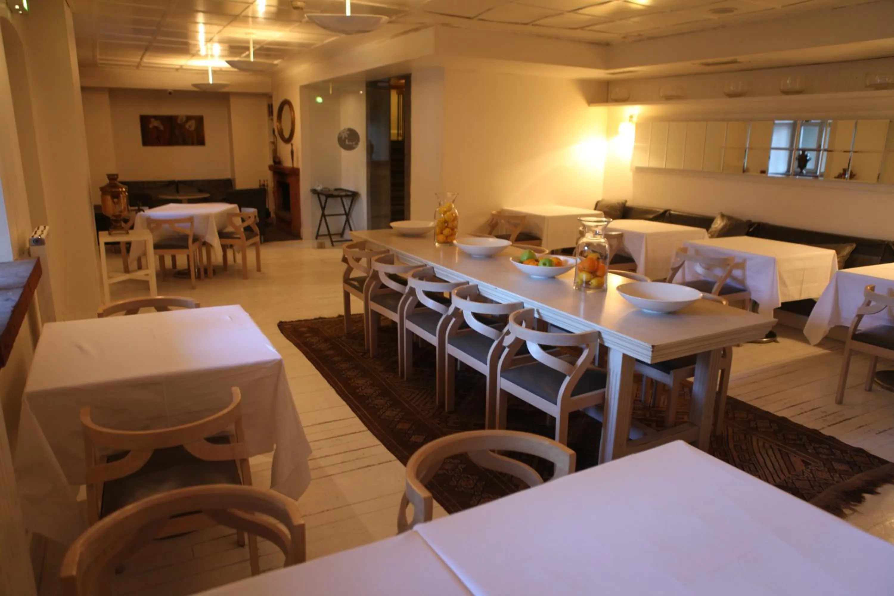 Restaurant/places to eat in Kar's Hotel