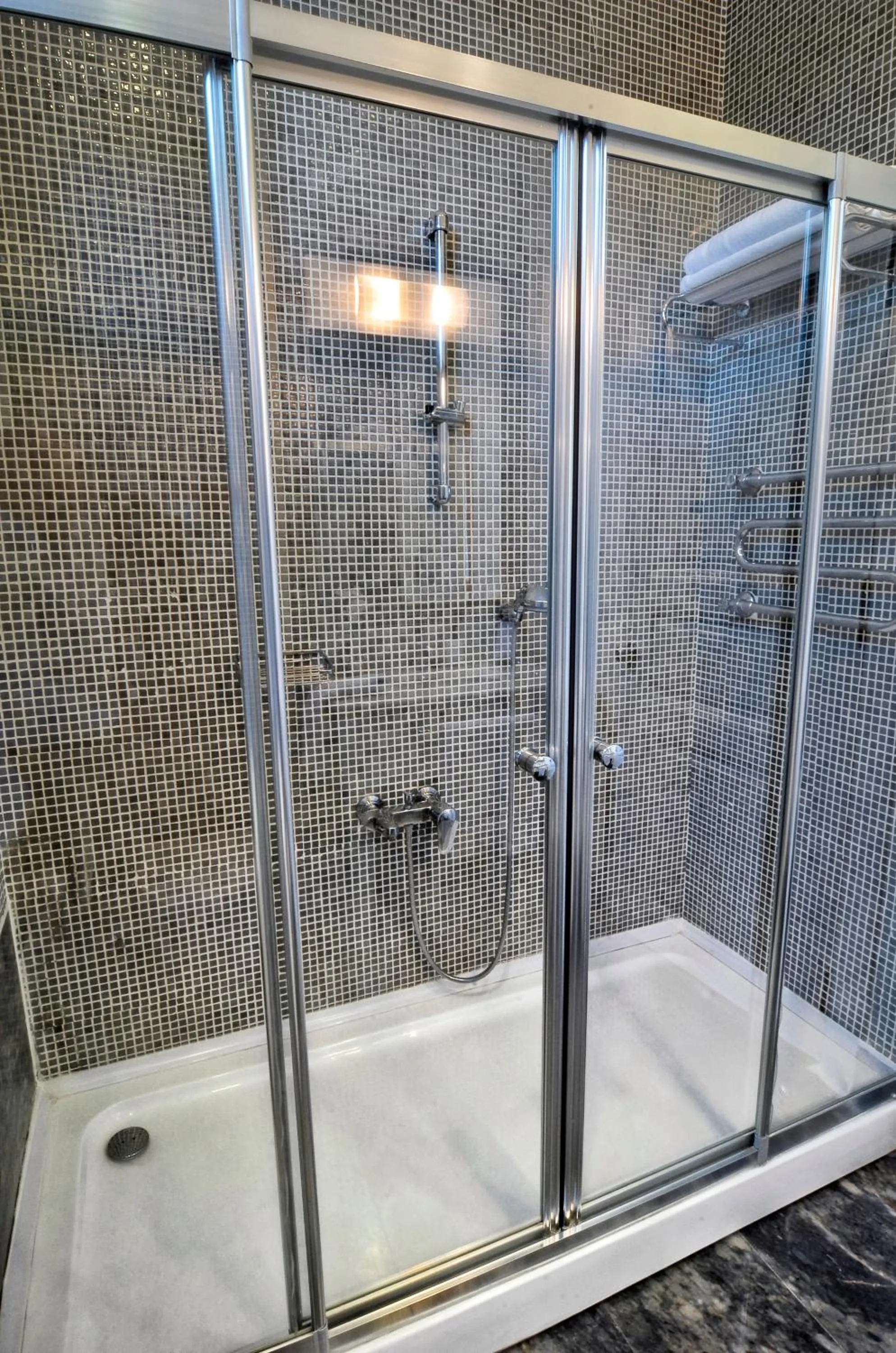 Shower in Kar's Hotel