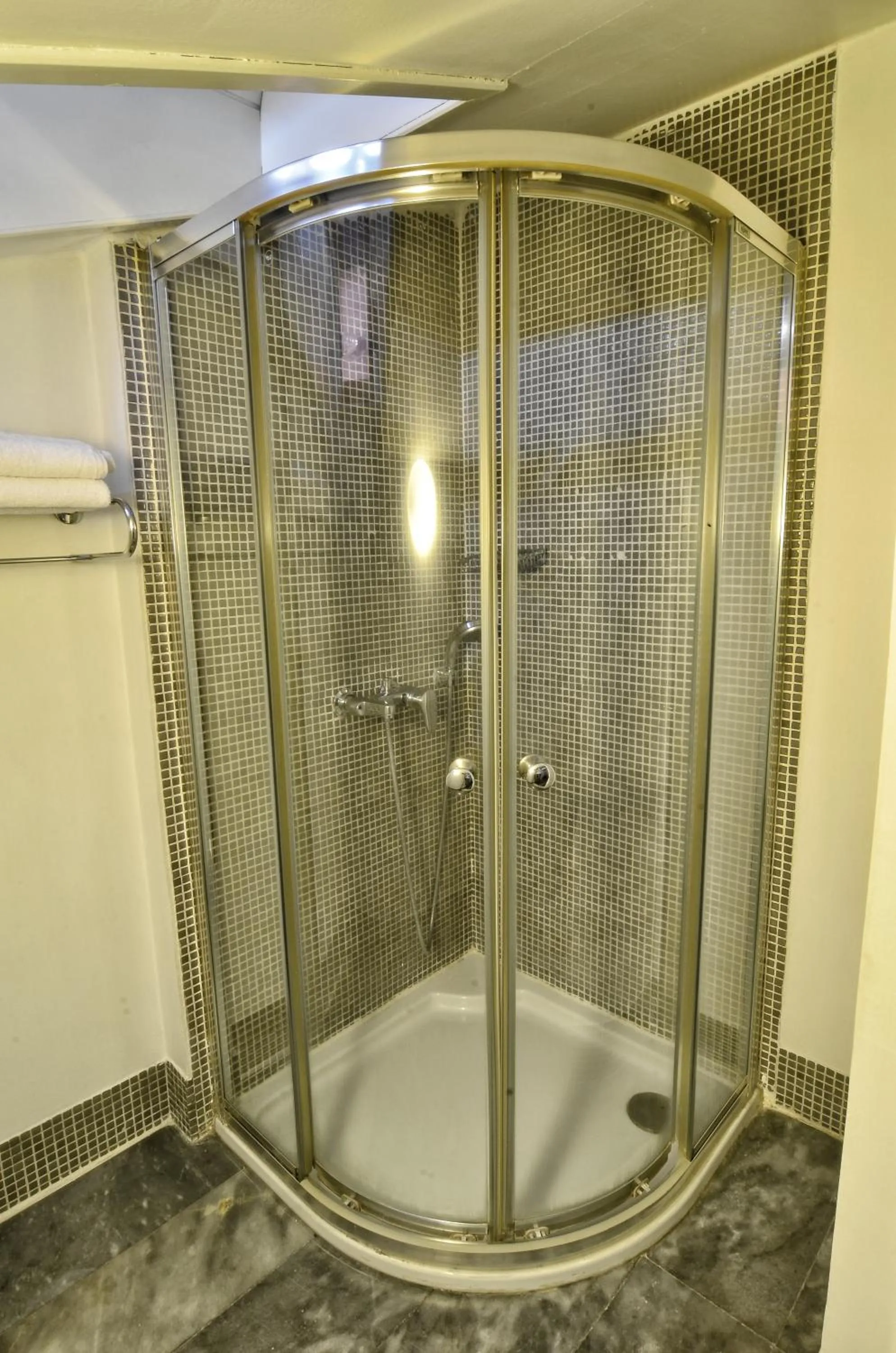 Shower in Kar's Hotel