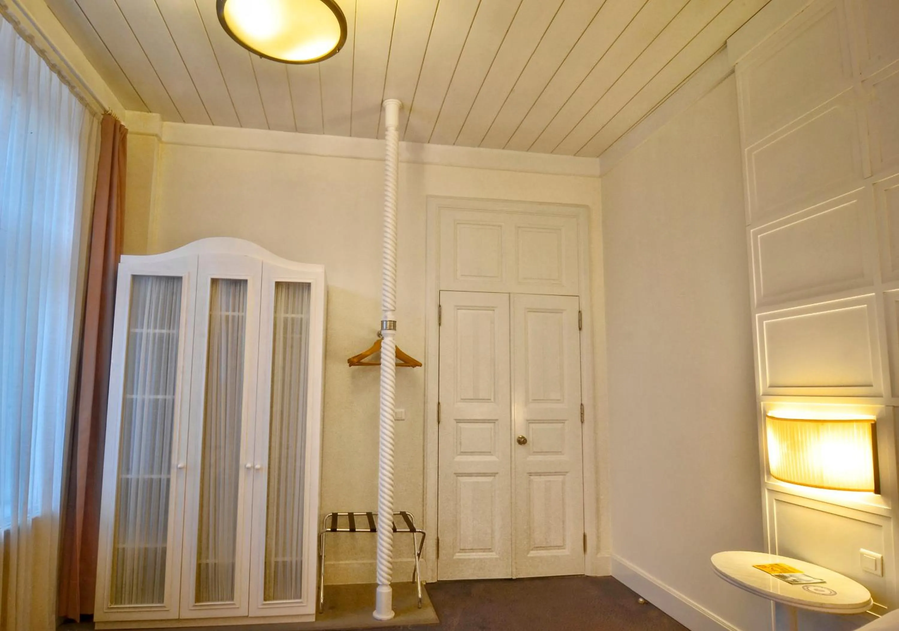 Bedroom in Kar's Hotel