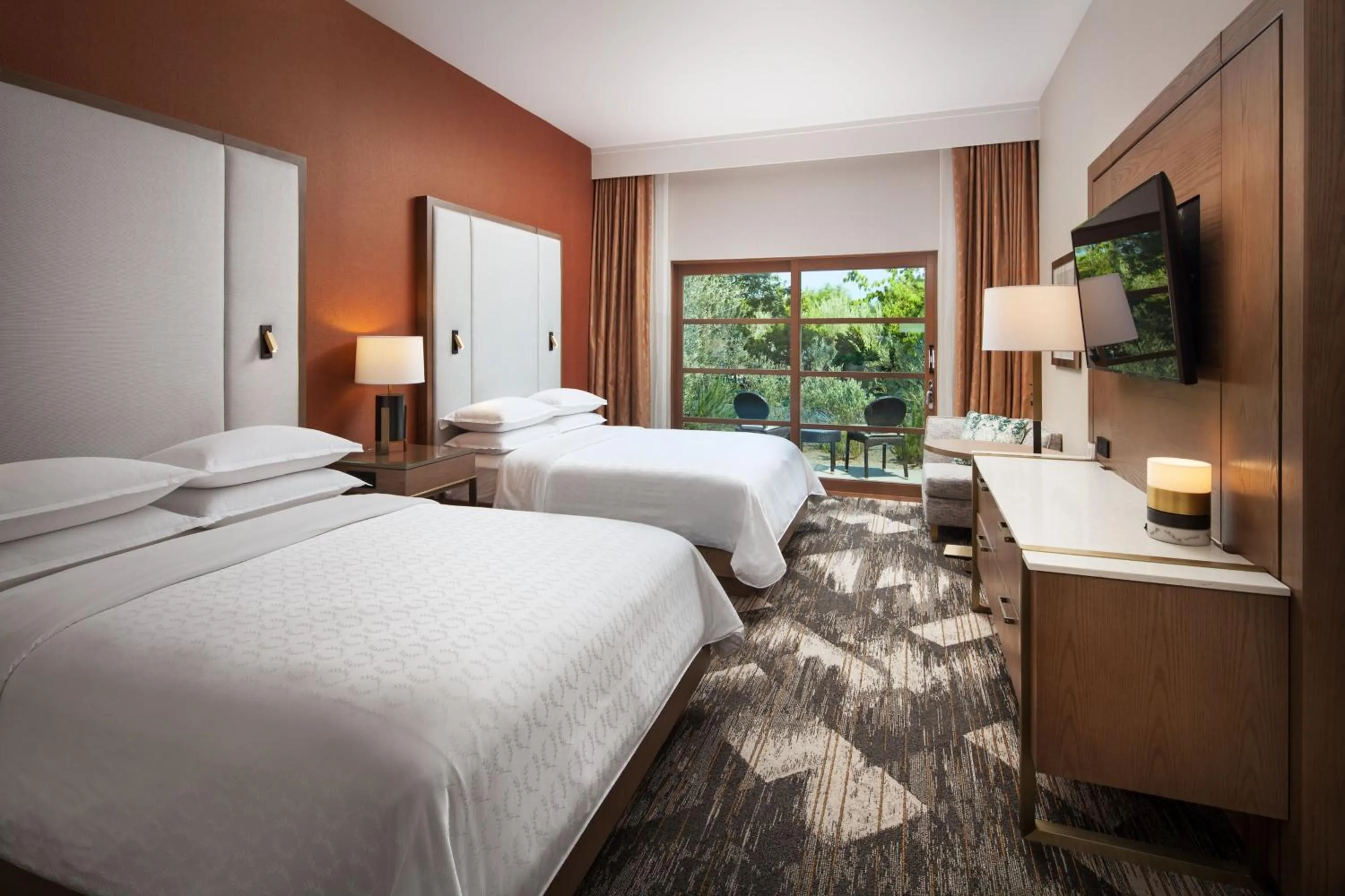 Photo of the whole room, Bed in Sheraton Redding Hotel at the Sundial Bridge