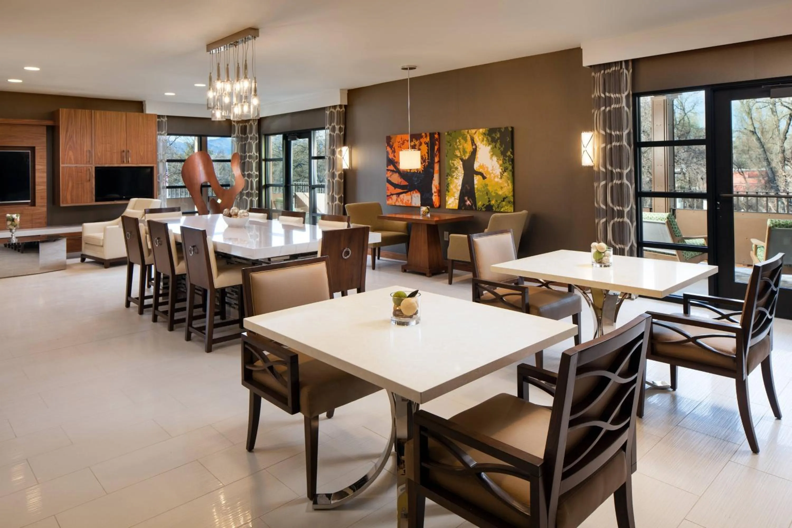 Lounge or bar in Sheraton Redding Hotel at the Sundial Bridge