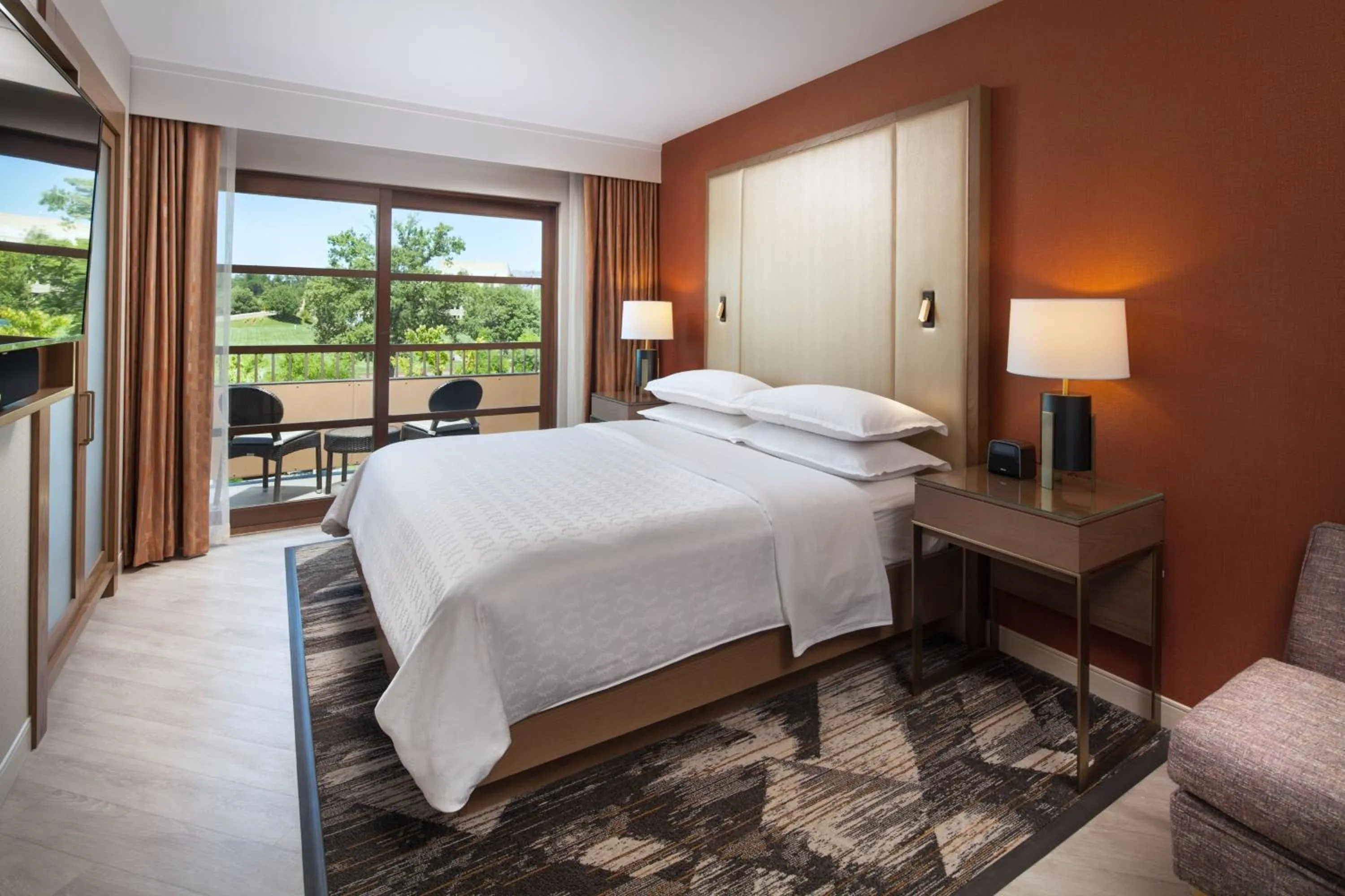 Bedroom, Bed in Sheraton Redding Hotel at the Sundial Bridge