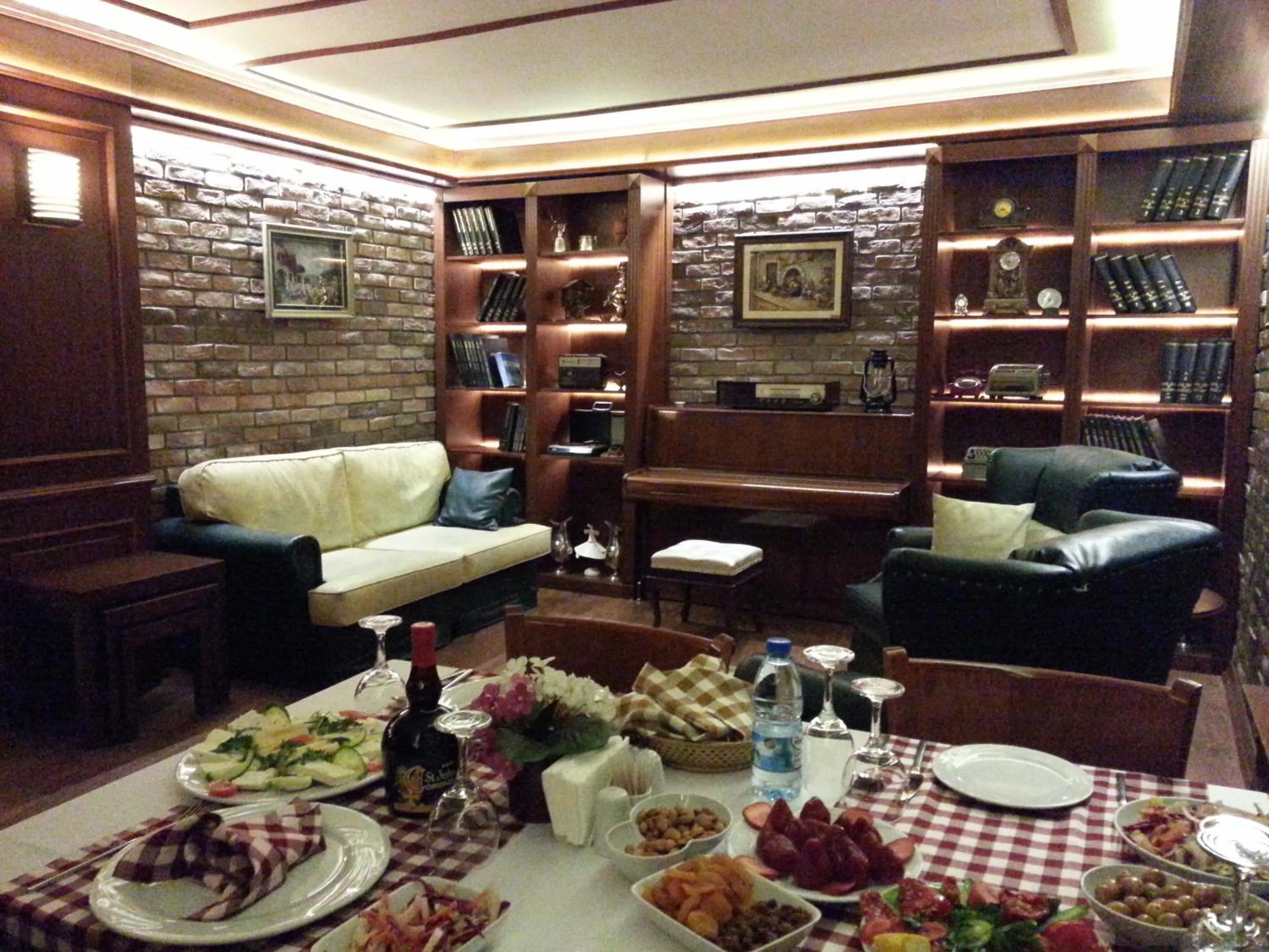 Restaurant/places to eat in Elit Palas Hotel