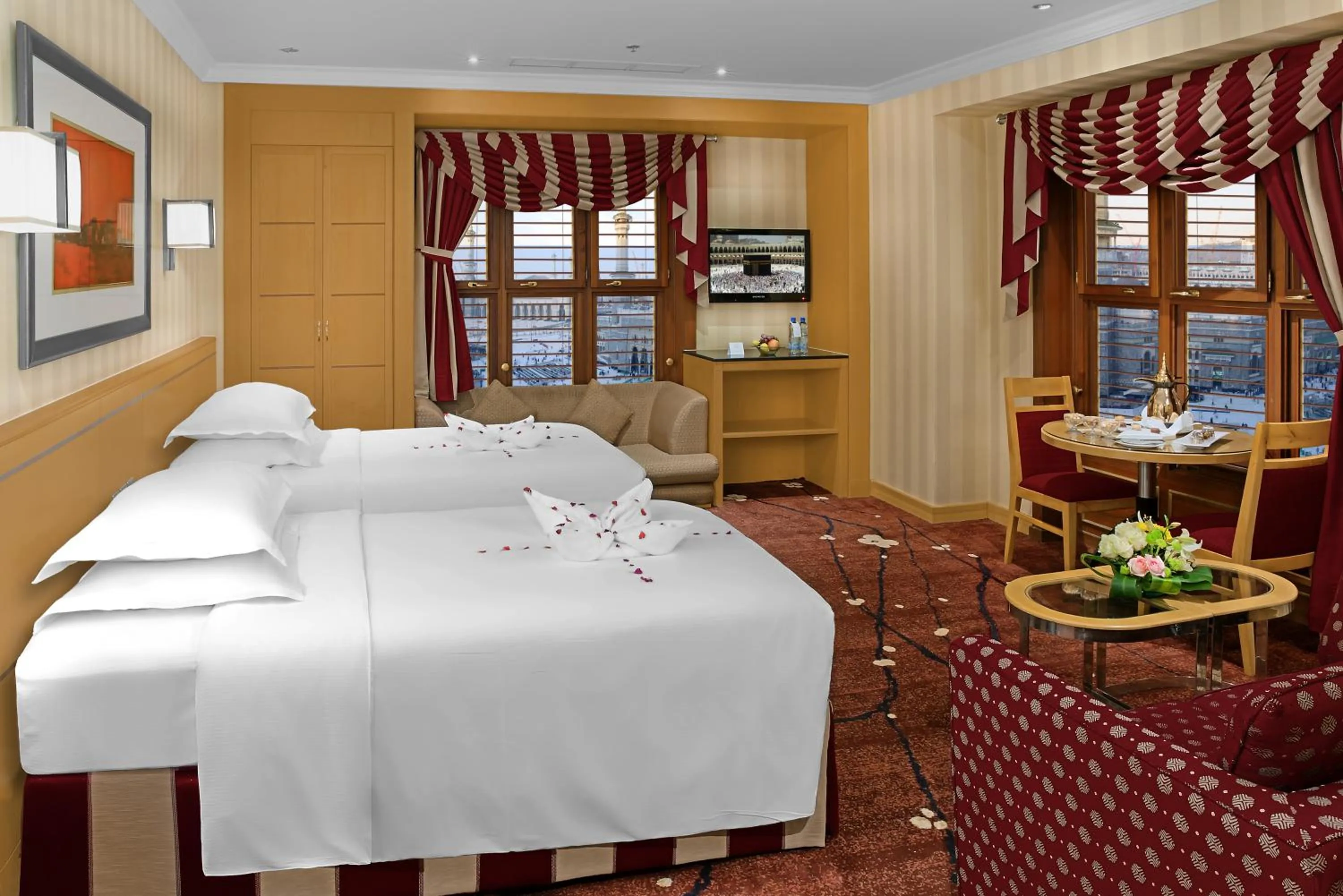 Photo of the whole room, Bed in Makkah Towers