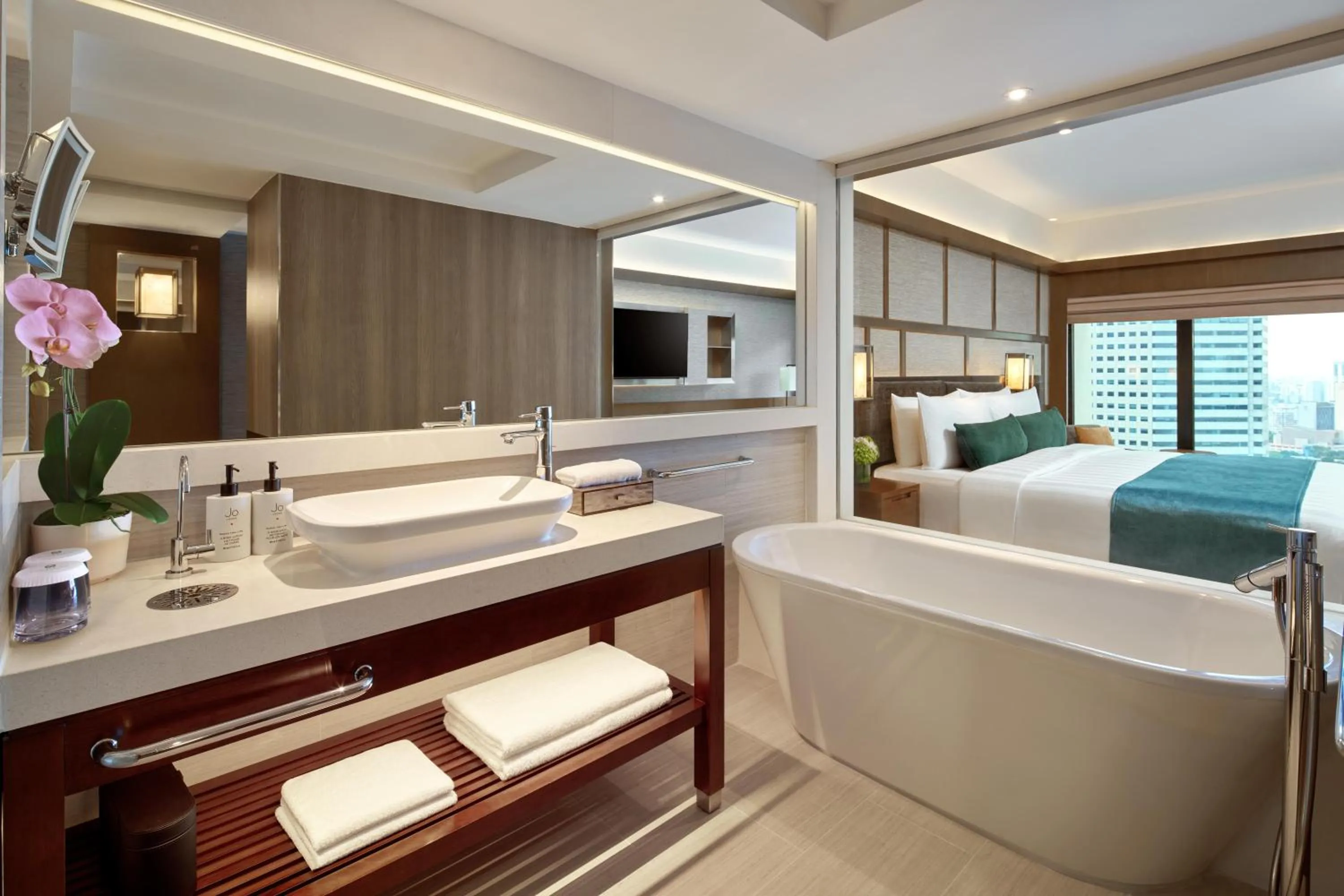 Bathroom, Bed in Pan Pacific Singapore