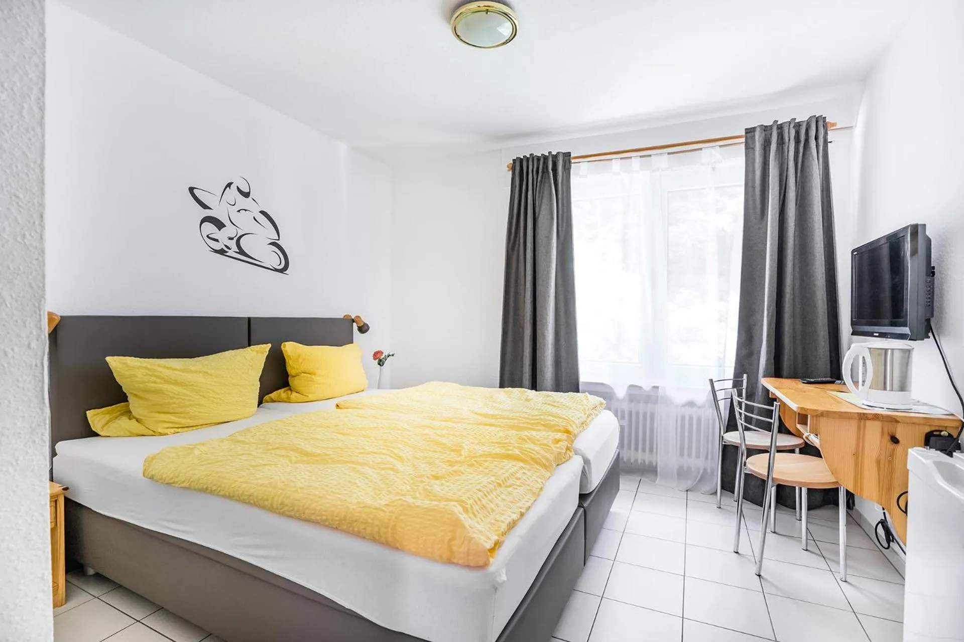 TV and multimedia, Bed in Hotel an der Nordschleife