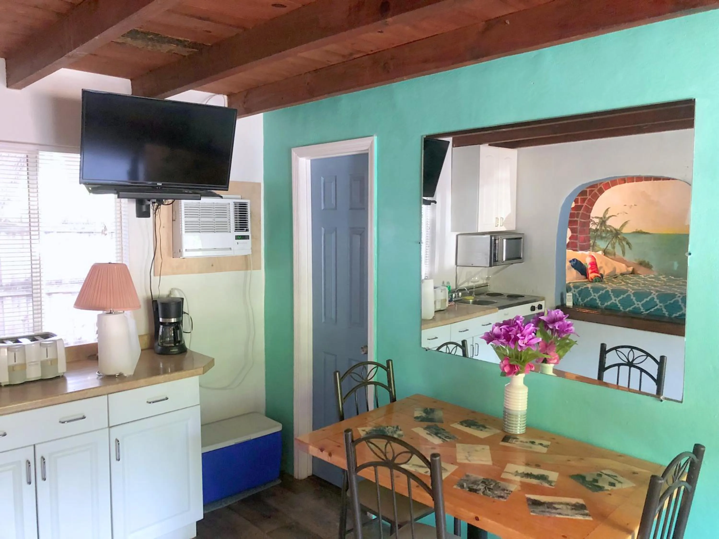 Dining area in Key Largo Cottages