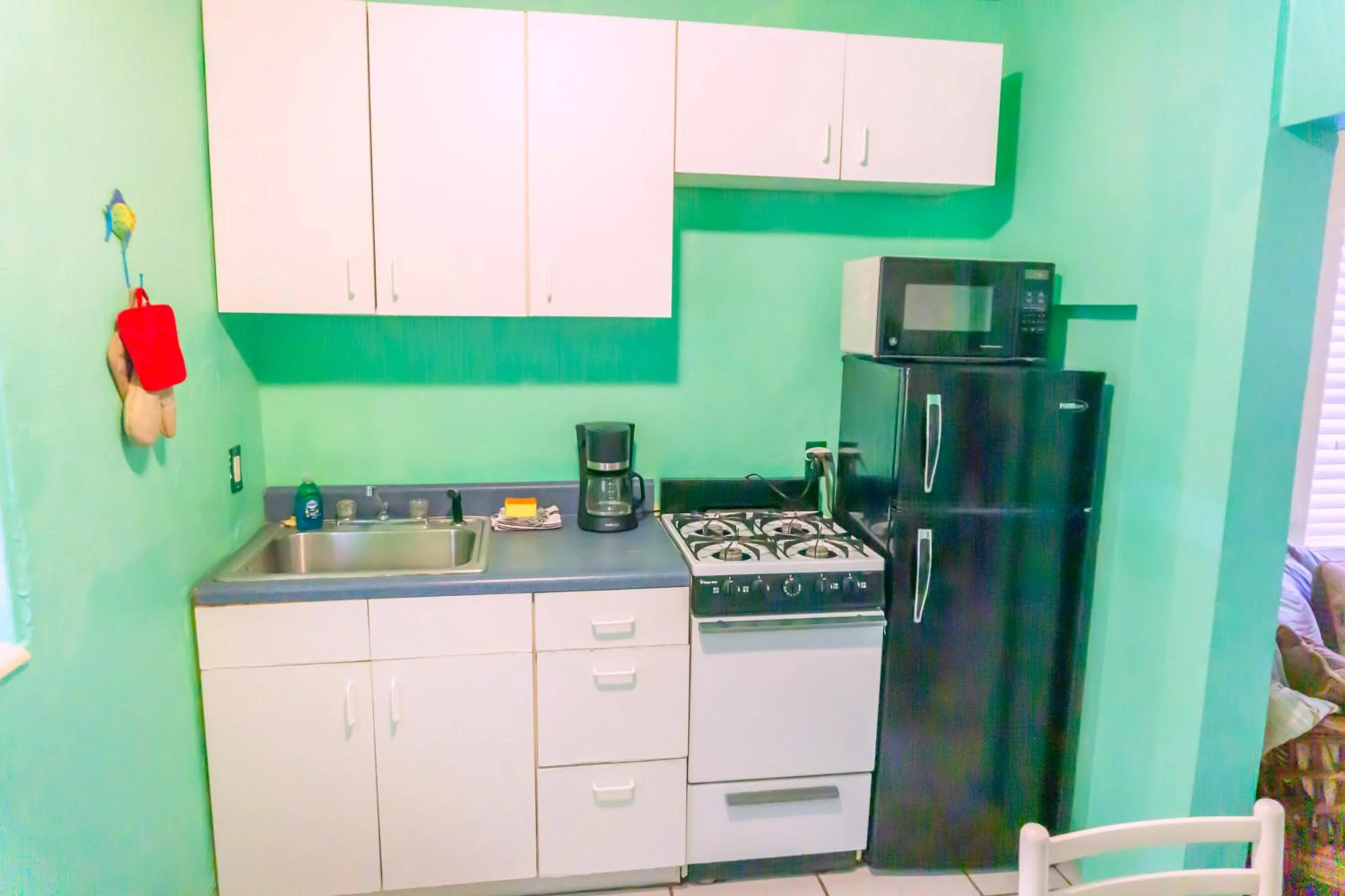 Kitchen or kitchenette in Key Largo Cottages