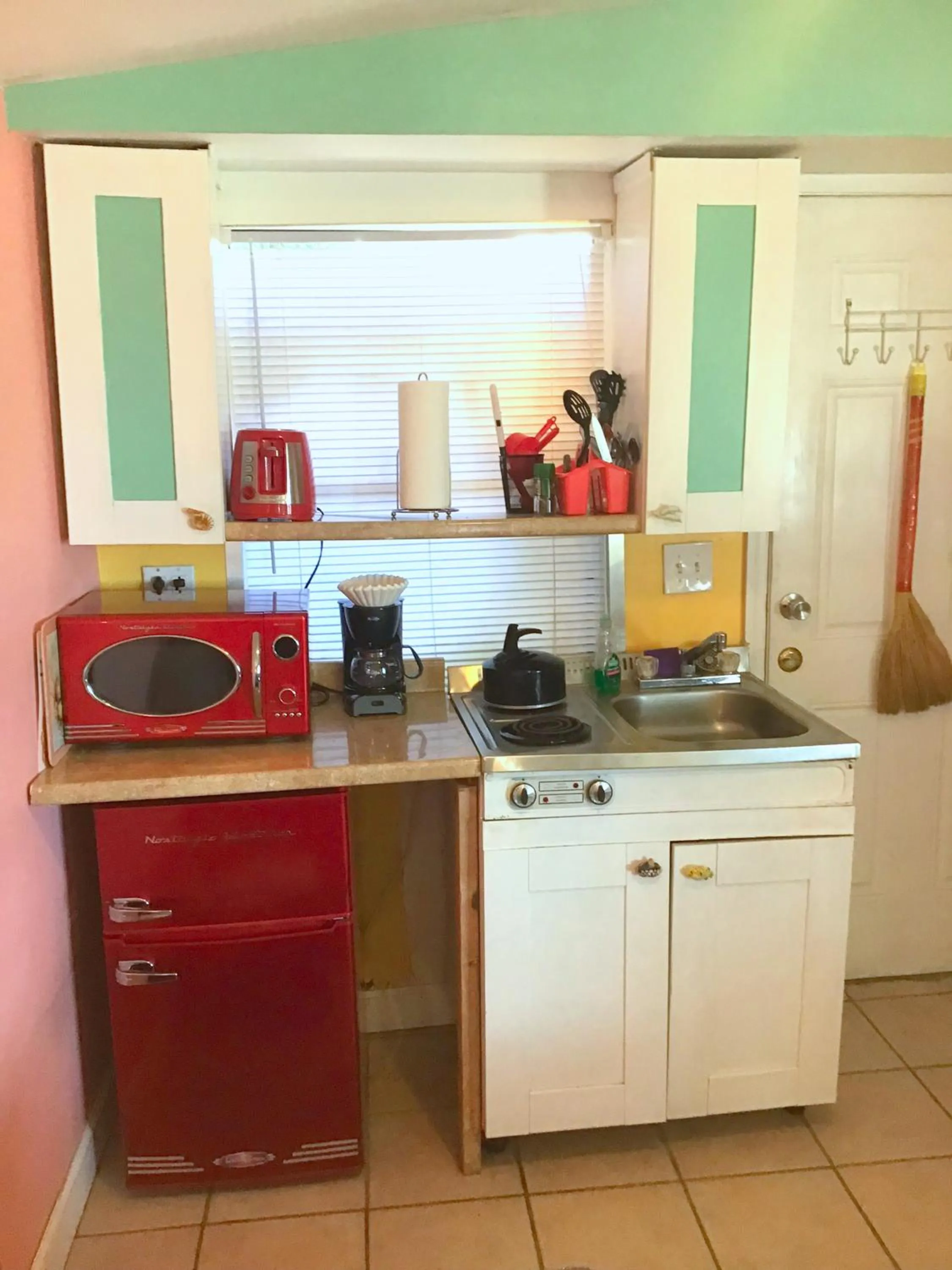 Kitchen or kitchenette in Key Largo Cottages