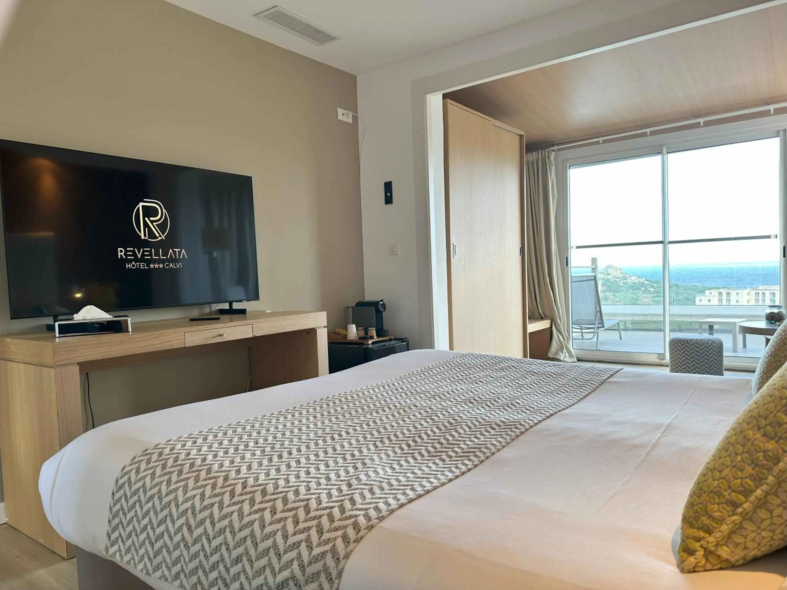 Communal lounge/ TV room, Bed in Hotel Revellata & Spa