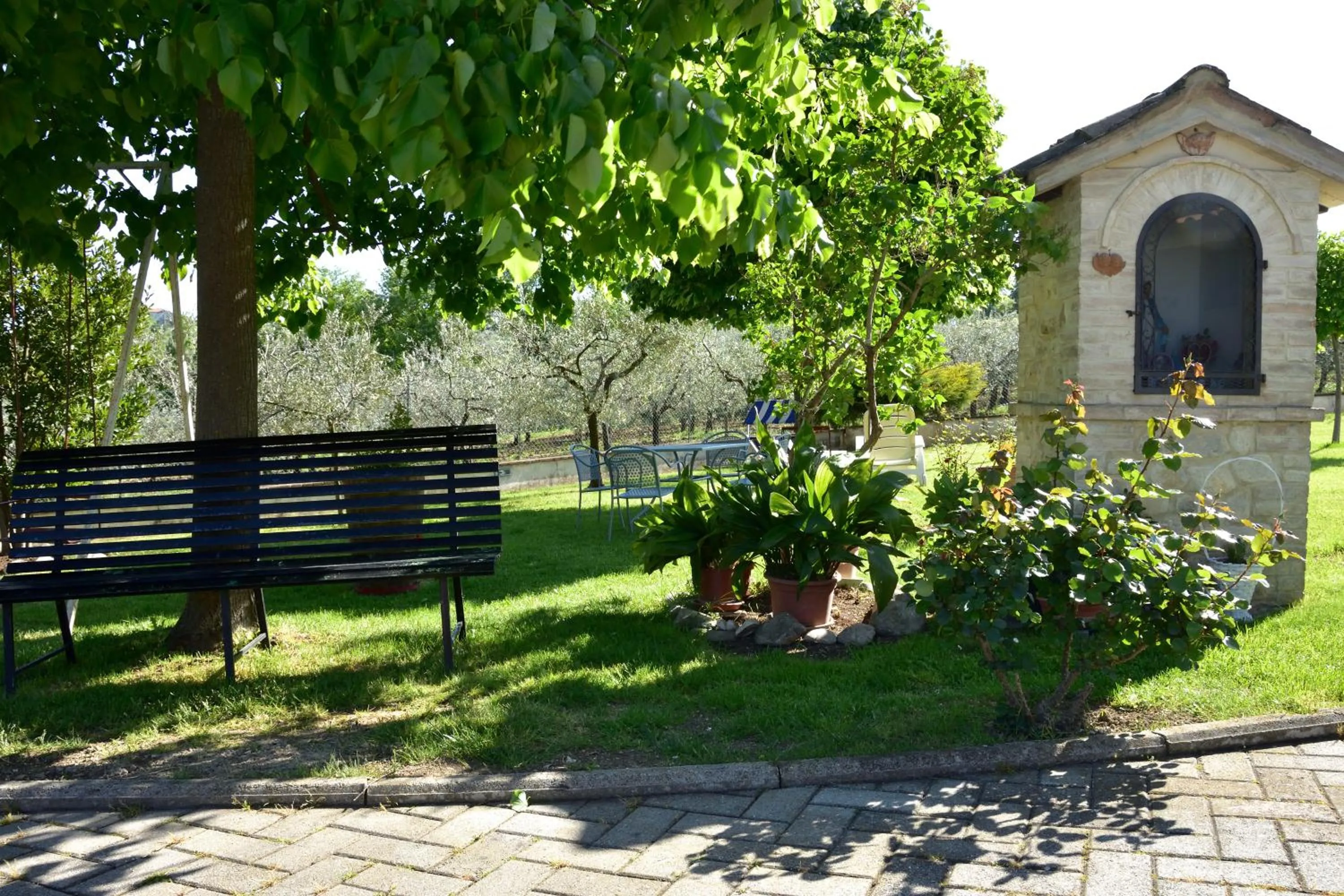 Garden view in Agriturismo La Madonnina