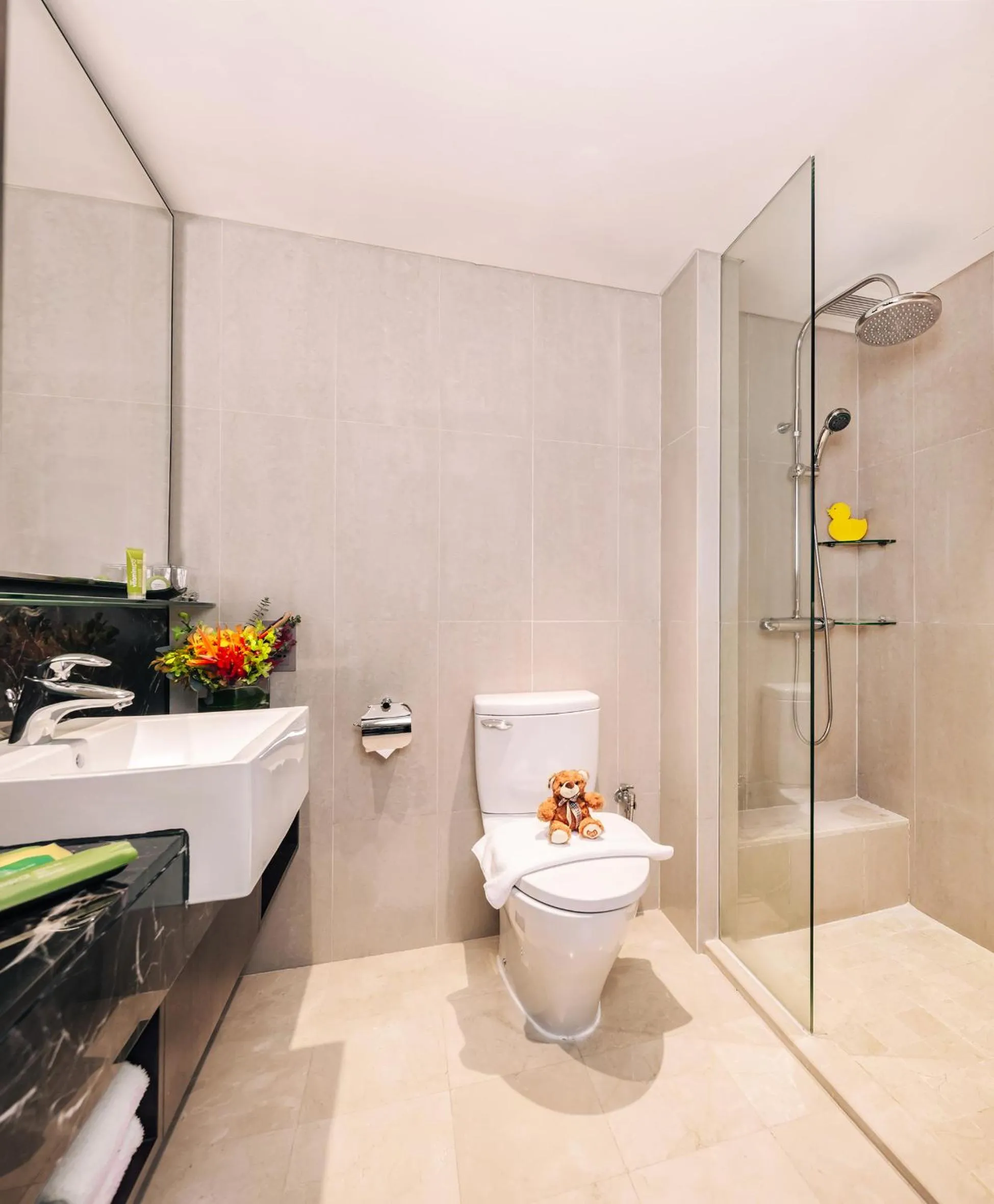 Shower in Royal Plaza on Scotts